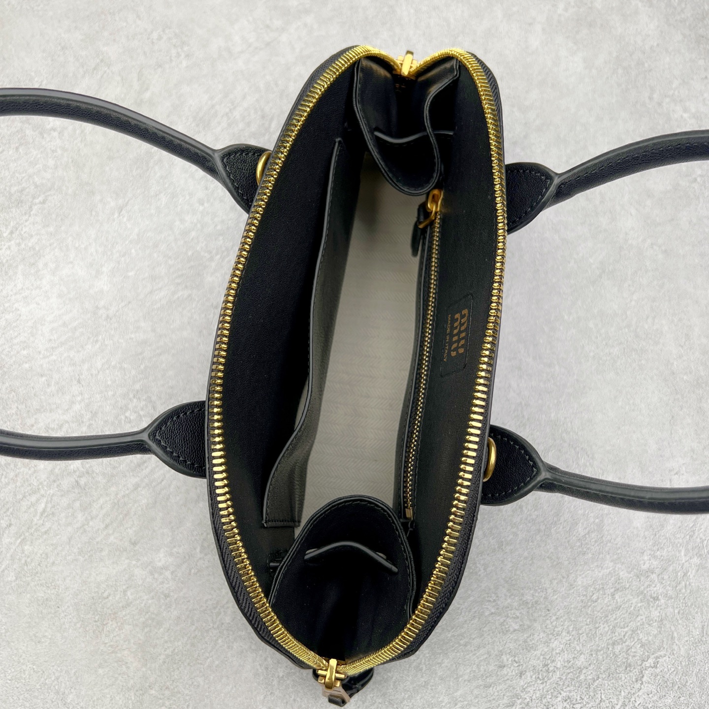 图片[4]-最新王炸的Miu贝壳包｜明星、博主爆推｜ Yuan厂皮采用意大利纯进口的半植鞣羊皮，到手近距离接触感受皮料质感，每一寸纹理都体现天然皮革的奢雅气质，如婴儿的肌肤，细腻顺滑，皮质纹理自然流畅。 独家定制开模，复古做旧的五金拿到手就有种故事感。 五金采用柔和又细腻的香槟金色，logo刻字清晰无比，粗细均匀 其余辅料也是独家定制，目前市场最顶配置，可随意对比 尺寸：28*16.5*10CM-选品中心