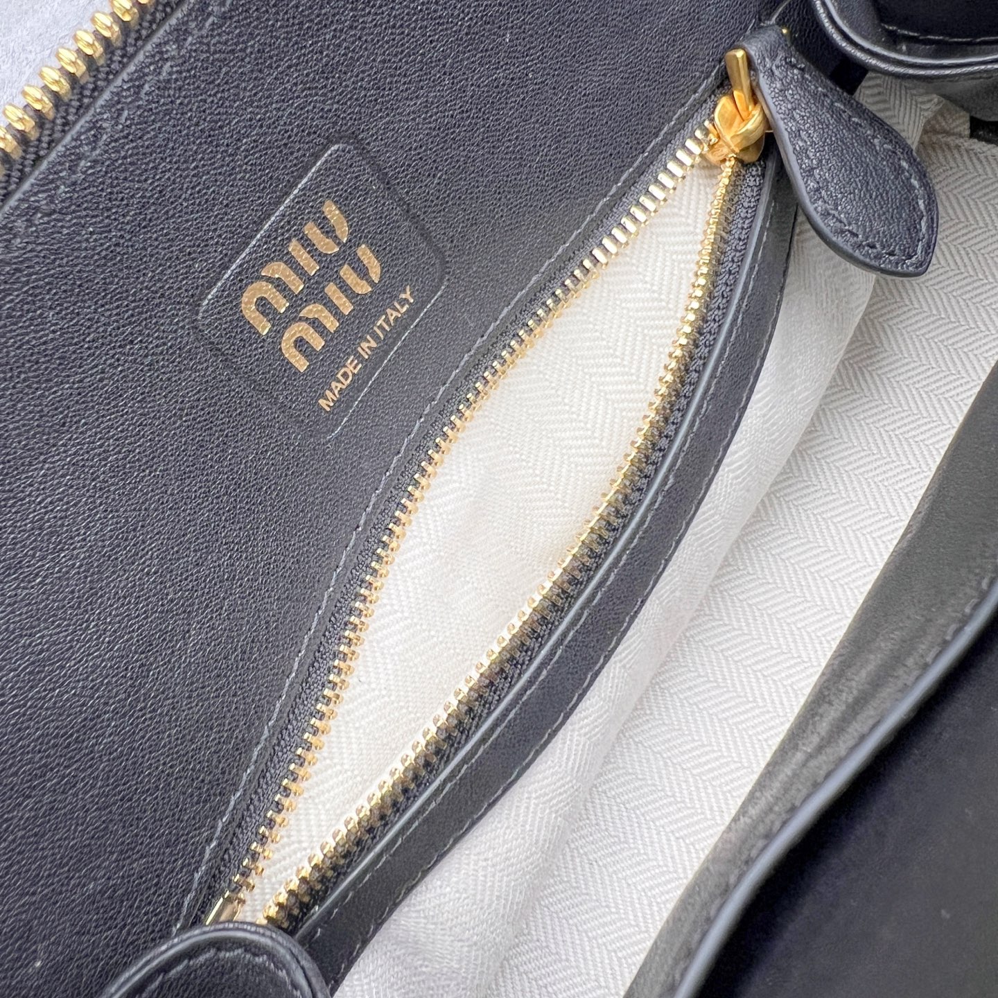 图片[8]-最新王炸的Miu贝壳包｜明星、博主爆推｜ Yuan厂皮采用意大利纯进口的半植鞣羊皮，到手近距离接触感受皮料质感，每一寸纹理都体现天然皮革的奢雅气质，如婴儿的肌肤，细腻顺滑，皮质纹理自然流畅。 独家定制开模，复古做旧的五金拿到手就有种故事感。 五金采用柔和又细腻的香槟金色，logo刻字清晰无比，粗细均匀 其余辅料也是独家定制，目前市场最顶配置，可随意对比 尺寸：28*16.5*10CM-选品中心