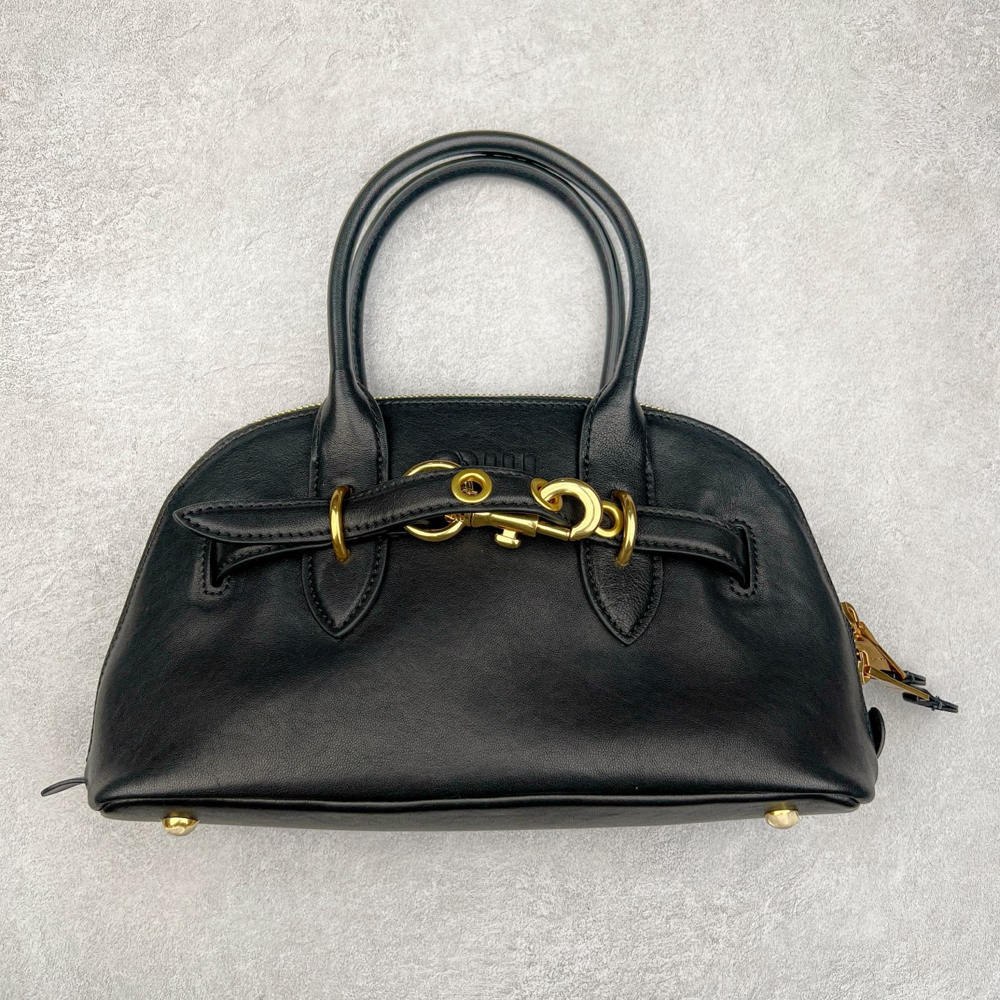 最新王炸的Miu贝壳包|明星、博主爆推| Yuan厂皮采用意大利纯进口的半植鞣羊皮,到手近距离接触感受皮料质感,每一寸纹理都体现天然皮革的奢雅气质,如婴儿的肌肤,细腻顺滑,皮质纹理自然流畅。 独家定制开模,复古做旧的五金拿到手就有种故事感。 五金采用柔和又细腻的香槟金色,logo刻字清晰无比,粗细均匀 其余辅料也是独家定制,目前市场最顶配置,可随意对比 尺寸:28*16.5*10CM-选品中心