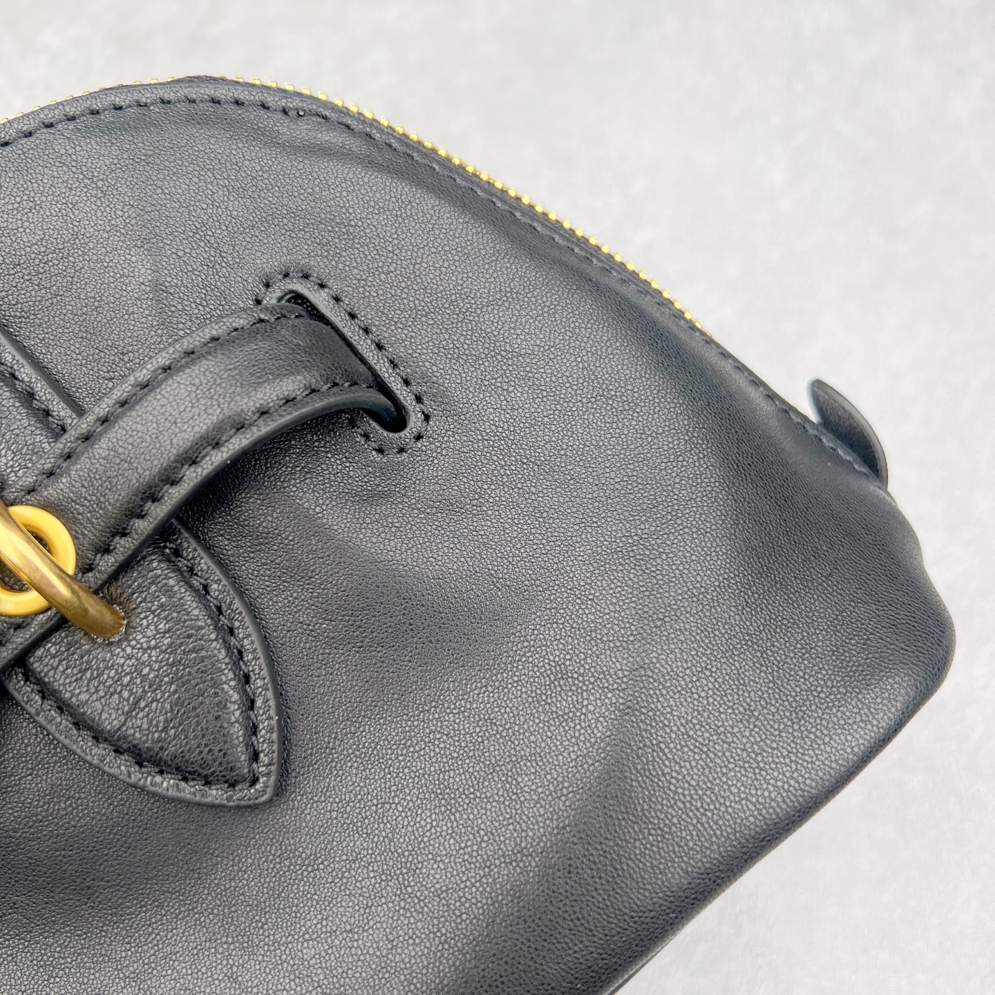 图片[6]-最新王炸的Miu贝壳包｜明星、博主爆推｜ Yuan厂皮采用意大利纯进口的半植鞣羊皮，到手近距离接触感受皮料质感，每一寸纹理都体现天然皮革的奢雅气质，如婴儿的肌肤，细腻顺滑，皮质纹理自然流畅。 独家定制开模，复古做旧的五金拿到手就有种故事感。 五金采用柔和又细腻的香槟金色，logo刻字清晰无比，粗细均匀 其余辅料也是独家定制，目前市场最顶配置，可随意对比 尺寸：28*16.5*10CM-选品中心