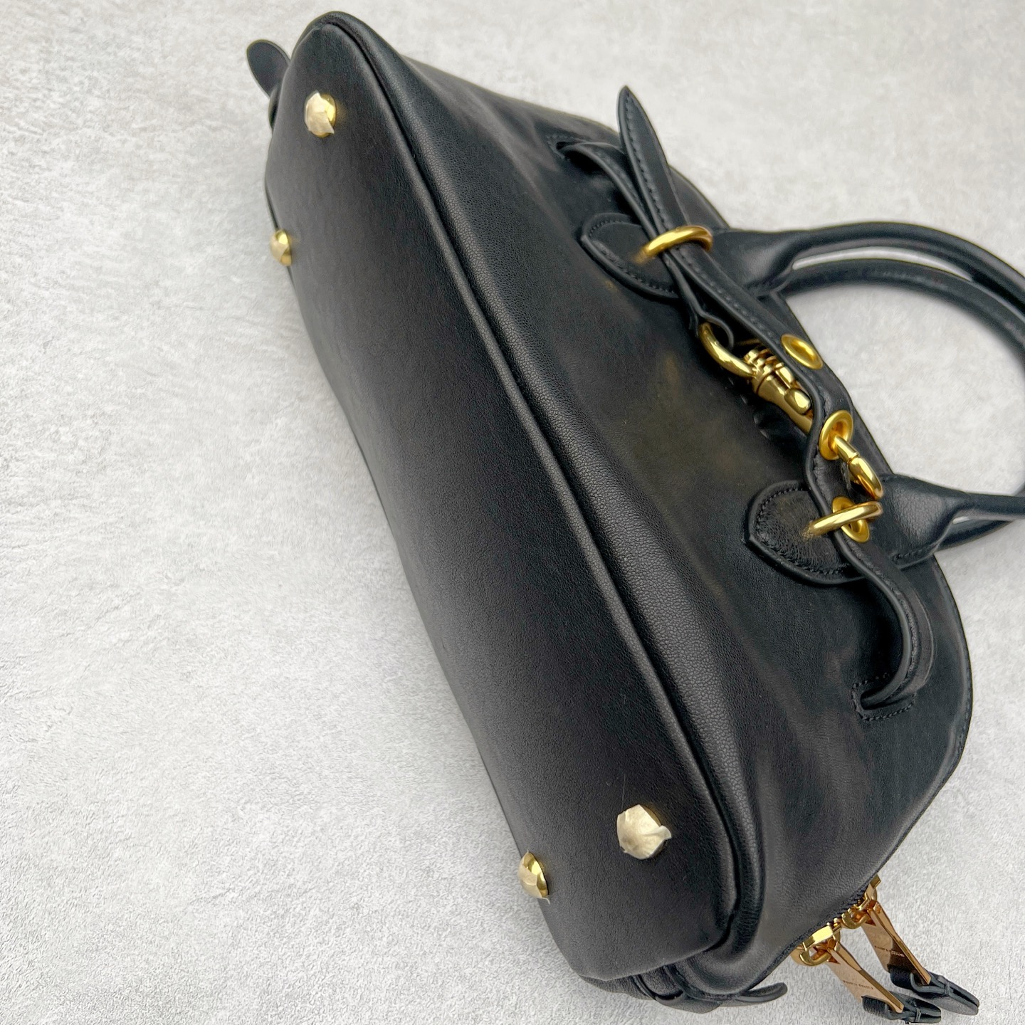 图片[3]-最新王炸的Miu贝壳包｜明星、博主爆推｜ Yuan厂皮采用意大利纯进口的半植鞣羊皮，到手近距离接触感受皮料质感，每一寸纹理都体现天然皮革的奢雅气质，如婴儿的肌肤，细腻顺滑，皮质纹理自然流畅。 独家定制开模，复古做旧的五金拿到手就有种故事感。 五金采用柔和又细腻的香槟金色，logo刻字清晰无比，粗细均匀 其余辅料也是独家定制，目前市场最顶配置，可随意对比 尺寸：28*16.5*10CM-选品中心