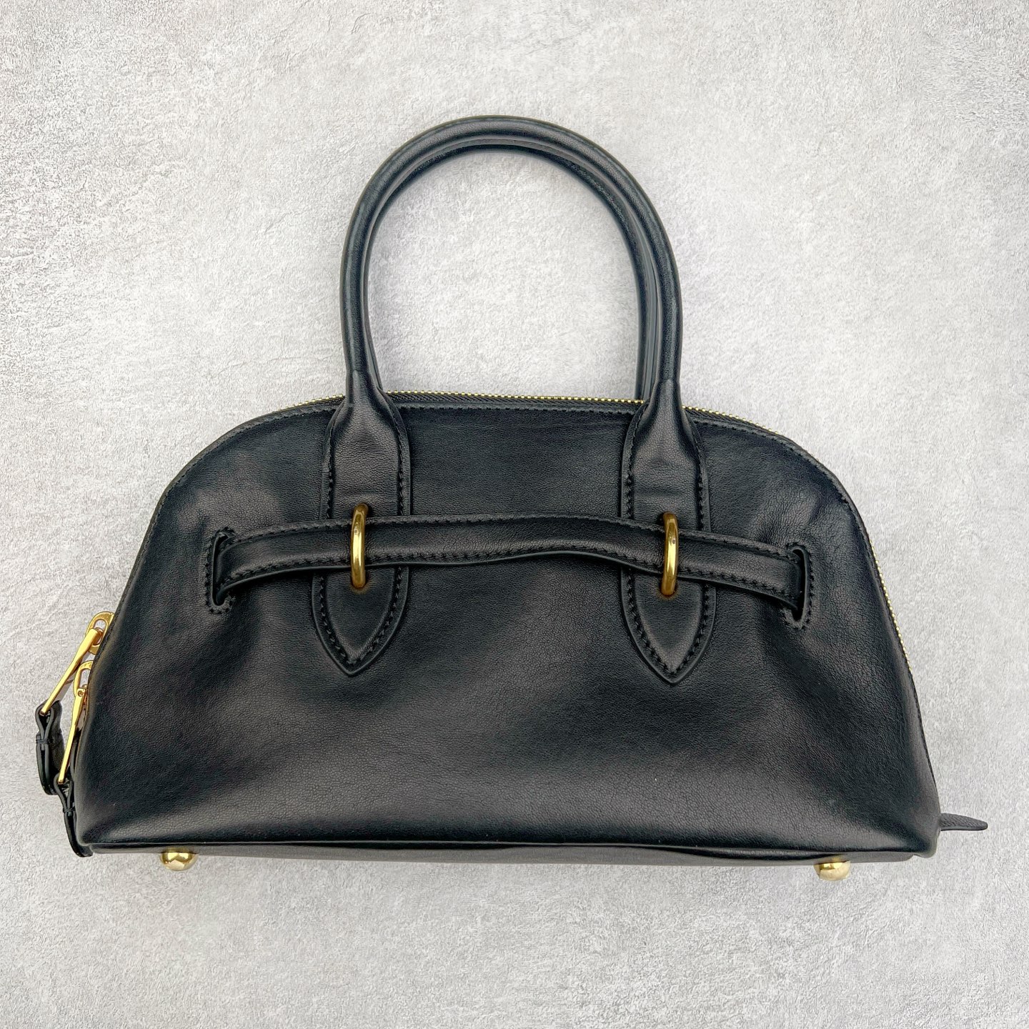 图片[2]-最新王炸的Miu贝壳包｜明星、博主爆推｜ Yuan厂皮采用意大利纯进口的半植鞣羊皮，到手近距离接触感受皮料质感，每一寸纹理都体现天然皮革的奢雅气质，如婴儿的肌肤，细腻顺滑，皮质纹理自然流畅。 独家定制开模，复古做旧的五金拿到手就有种故事感。 五金采用柔和又细腻的香槟金色，logo刻字清晰无比，粗细均匀 其余辅料也是独家定制，目前市场最顶配置，可随意对比 尺寸：28*16.5*10CM-选品中心