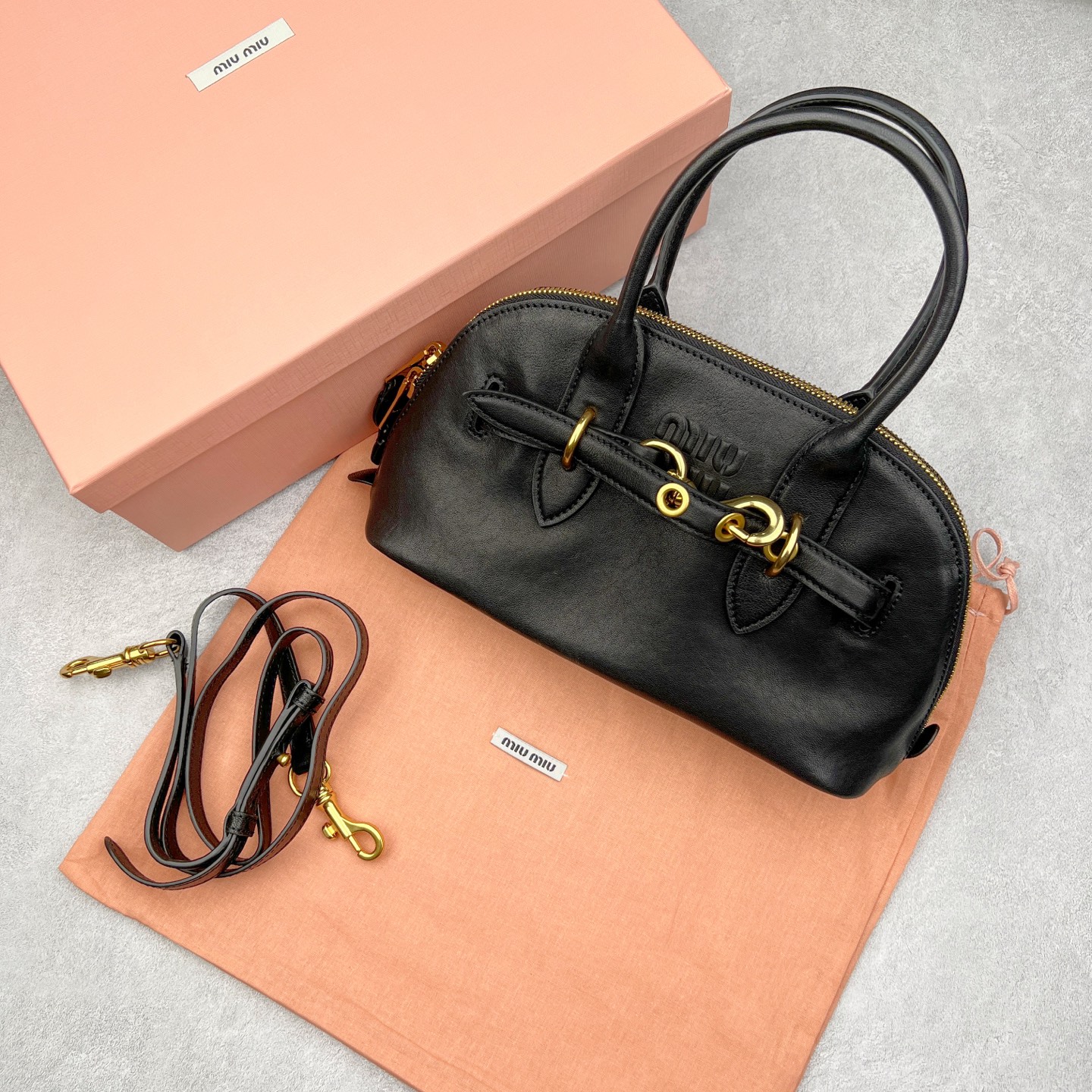 图片[5]-最新王炸的Miu贝壳包｜明星、博主爆推｜ Yuan厂皮采用意大利纯进口的半植鞣羊皮，到手近距离接触感受皮料质感，每一寸纹理都体现天然皮革的奢雅气质，如婴儿的肌肤，细腻顺滑，皮质纹理自然流畅。 独家定制开模，复古做旧的五金拿到手就有种故事感。 五金采用柔和又细腻的香槟金色，logo刻字清晰无比，粗细均匀 其余辅料也是独家定制，目前市场最顶配置，可随意对比 尺寸：28*16.5*10CM-选品中心