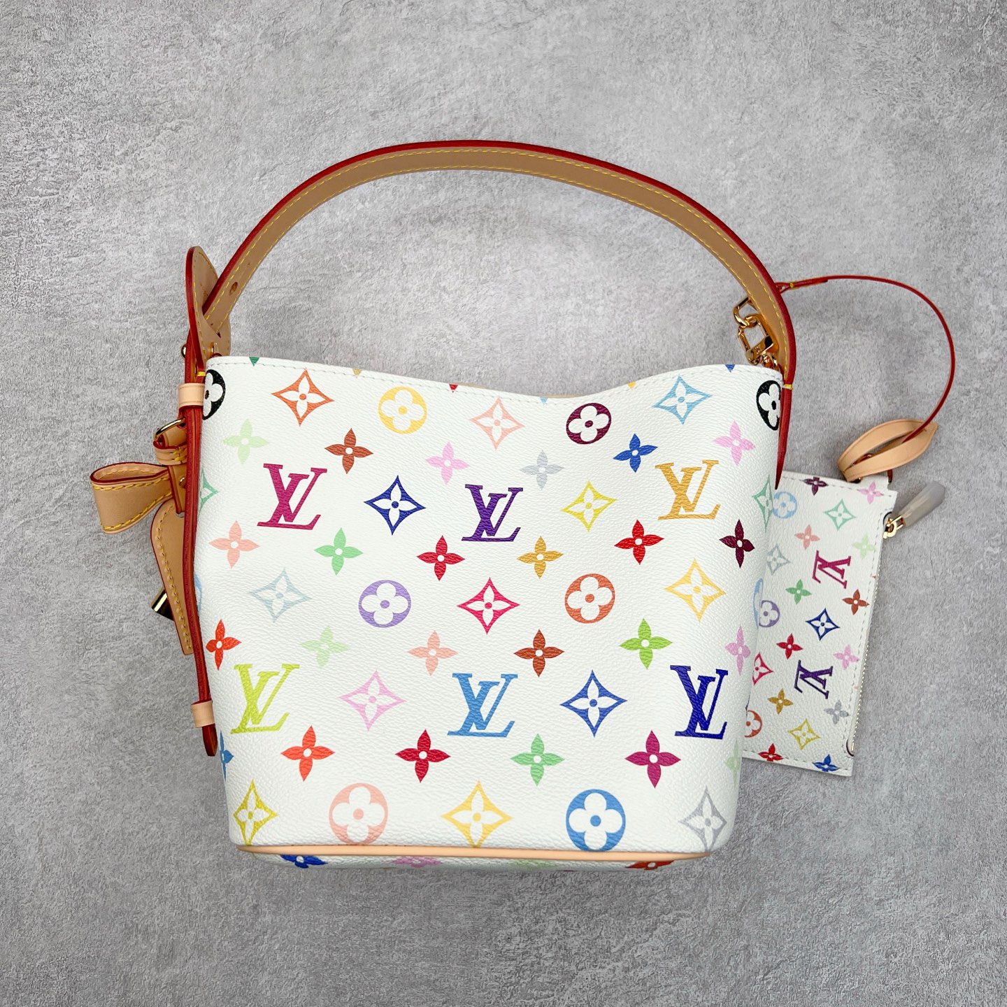 2025款 最新发售.村上隆联名.热卖新款1V ALL IN BB白三彩 尺寸:16*12*18CM 进口A级皮料,按原版皮料定制,色泽、纹路·1:1纳米级复刻, 市面皮料没有相同的呈现质感。头层皮压纹包边,6道手工抛边处理,定制五金电镀件,经24K鎏金工艺呈现镜面光泽,内里按原版材料订制超纤麂皮绒,质感纹路细腻、丝滑。五金、面料、手工、油边、A级出品-选品中心