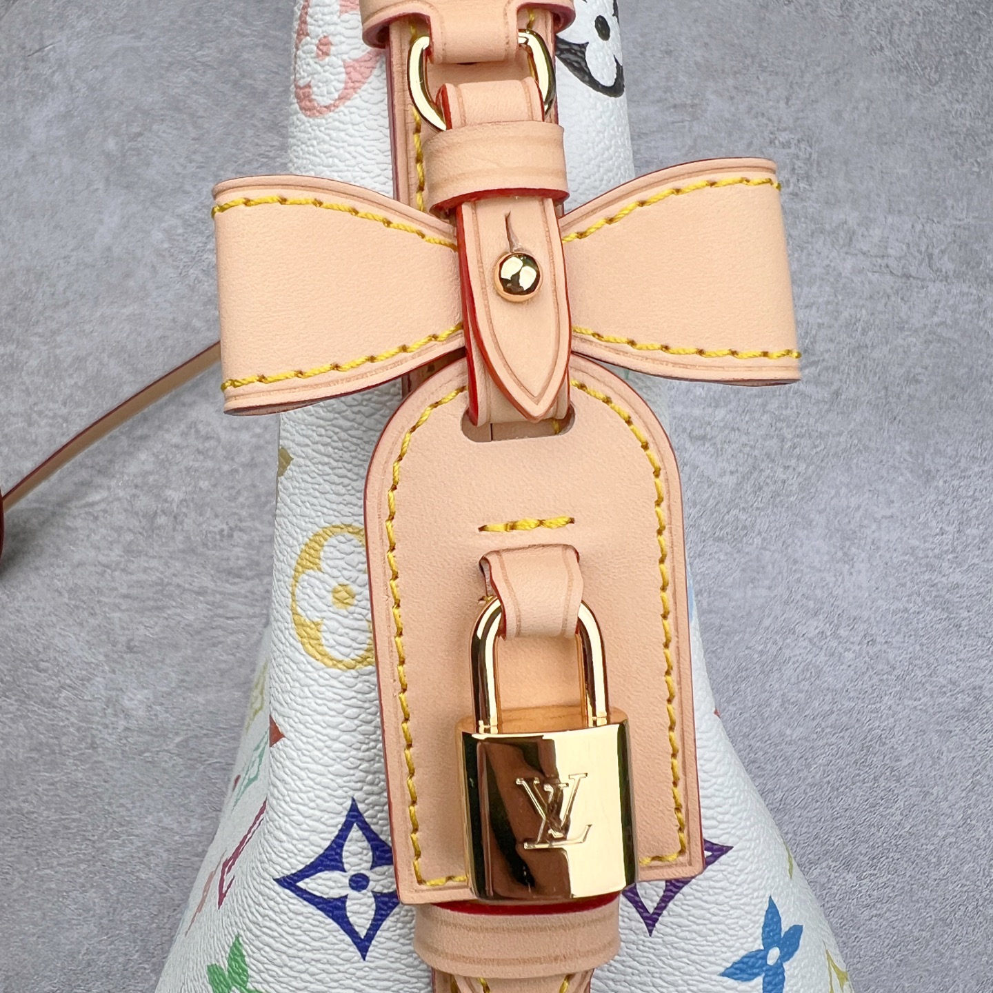 图片[8]-2025款 最新发售.村上隆联名.热卖新款1V ALL IN BB白三彩 尺寸：16*12*18CM 进口A级皮料，按原版皮料定制，色泽、纹路·1：1纳米级复刻， 市面皮料没有相同的呈现质感。头层皮压纹包边，6道手工抛边处理，定制五金电镀件，经24K鎏金工艺呈现镜面光泽，内里按原版材料订制超纤麂皮绒，质感纹路细腻、丝滑。五金、面料、手工、油边、A级出品-选品中心