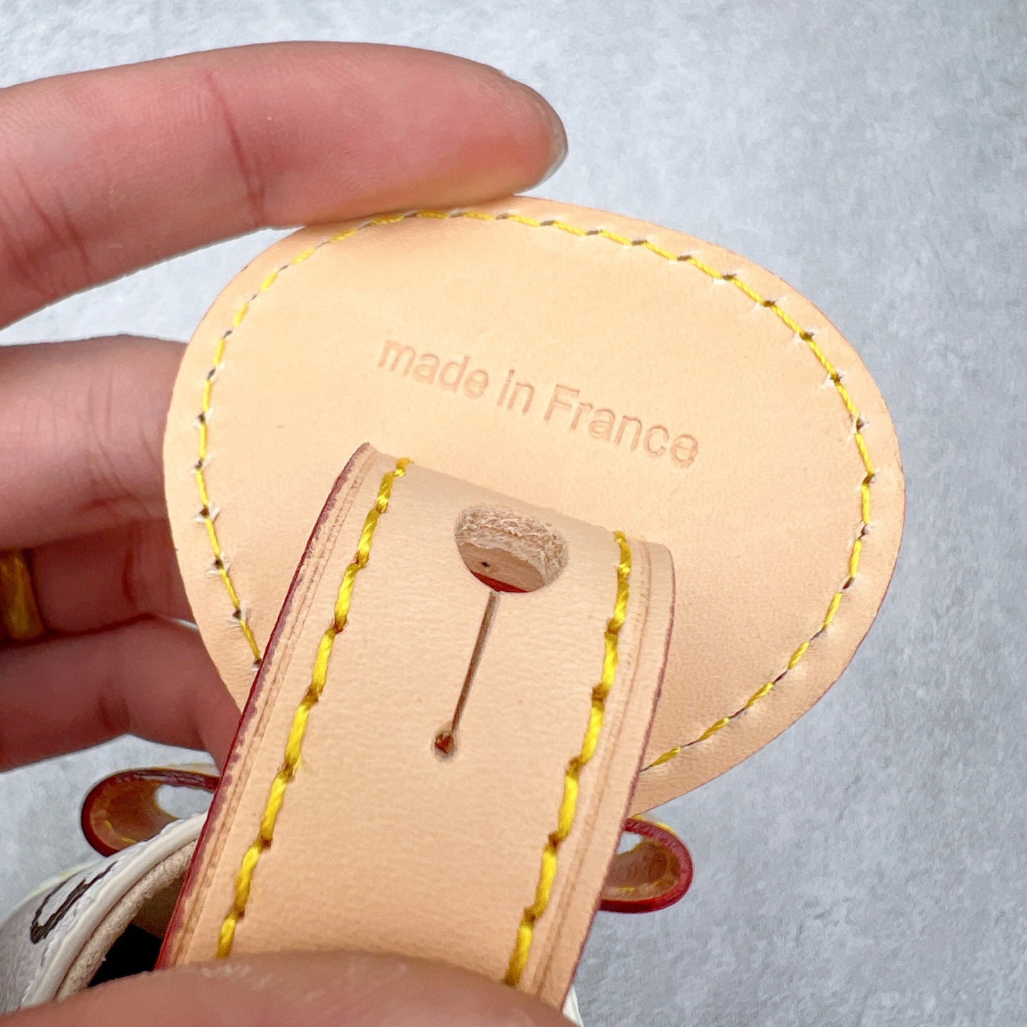 图片[5]-2025款 最新发售.村上隆联名.热卖新款1V ALL IN BB白三彩 尺寸：16*12*18CM 进口A级皮料，按原版皮料定制，色泽、纹路·1：1纳米级复刻， 市面皮料没有相同的呈现质感。头层皮压纹包边，6道手工抛边处理，定制五金电镀件，经24K鎏金工艺呈现镜面光泽，内里按原版材料订制超纤麂皮绒，质感纹路细腻、丝滑。五金、面料、手工、油边、A级出品-选品中心