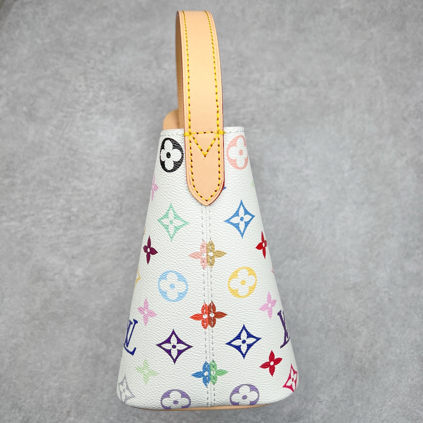 图片[3]-2025款 最新发售.村上隆联名.热卖新款1V ALL IN BB白三彩 尺寸：16*12*18CM 进口A级皮料，按原版皮料定制，色泽、纹路·1：1纳米级复刻， 市面皮料没有相同的呈现质感。头层皮压纹包边，6道手工抛边处理，定制五金电镀件，经24K鎏金工艺呈现镜面光泽，内里按原版材料订制超纤麂皮绒，质感纹路细腻、丝滑。五金、面料、手工、油边、A级出品-选品中心