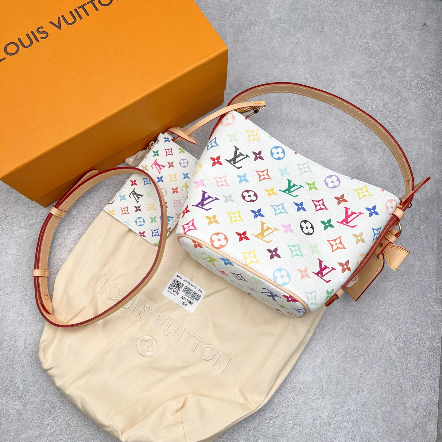 图片[4]-2025款 最新发售.村上隆联名.热卖新款1V ALL IN BB白三彩 尺寸：16*12*18CM 进口A级皮料，按原版皮料定制，色泽、纹路·1：1纳米级复刻， 市面皮料没有相同的呈现质感。头层皮压纹包边，6道手工抛边处理，定制五金电镀件，经24K鎏金工艺呈现镜面光泽，内里按原版材料订制超纤麂皮绒，质感纹路细腻、丝滑。五金、面料、手工、油边、A级出品-选品中心