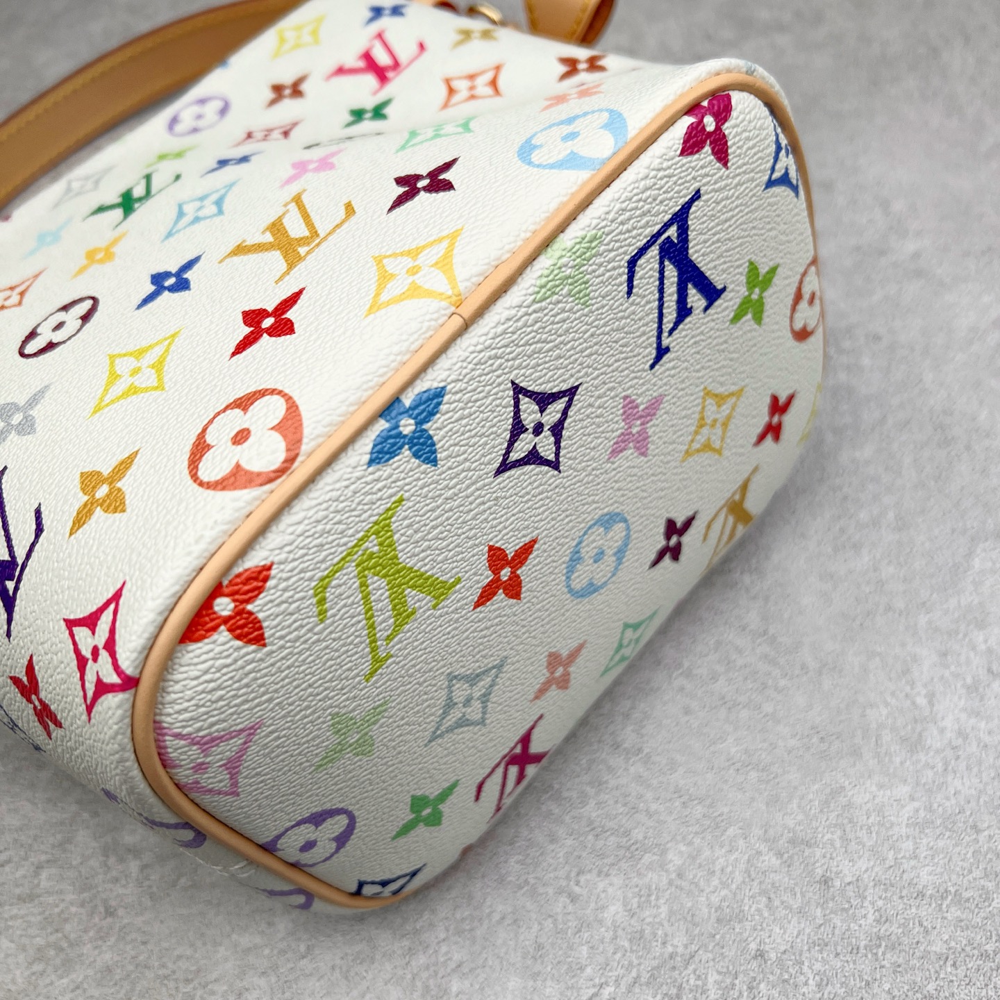 图片[6]-2025款 最新发售.村上隆联名.热卖新款1V ALL IN BB白三彩 尺寸：16*12*18CM 进口A级皮料，按原版皮料定制，色泽、纹路·1：1纳米级复刻， 市面皮料没有相同的呈现质感。头层皮压纹包边，6道手工抛边处理，定制五金电镀件，经24K鎏金工艺呈现镜面光泽，内里按原版材料订制超纤麂皮绒，质感纹路细腻、丝滑。五金、面料、手工、油边、A级出品-选品中心