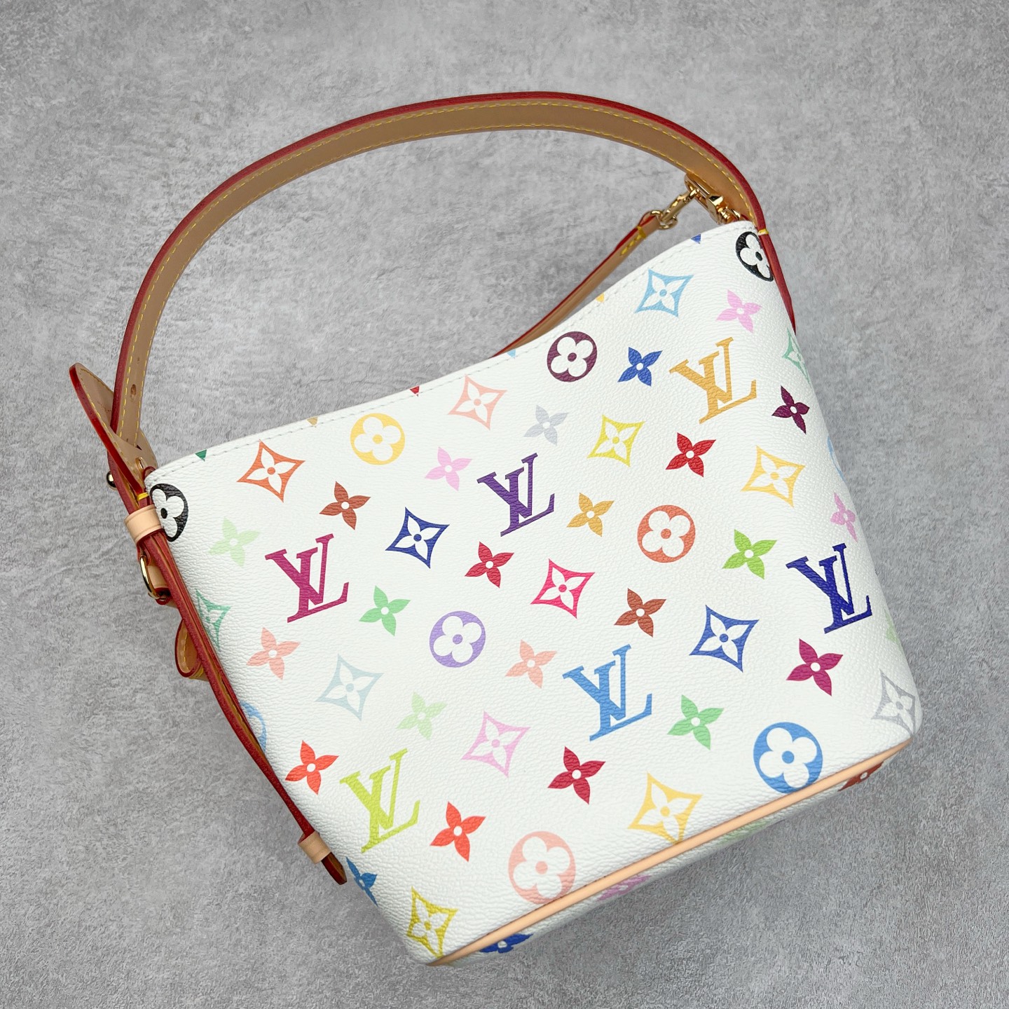 图片[2]-2025款 最新发售.村上隆联名.热卖新款1V ALL IN BB白三彩 尺寸：16*12*18CM 进口A级皮料，按原版皮料定制，色泽、纹路·1：1纳米级复刻， 市面皮料没有相同的呈现质感。头层皮压纹包边，6道手工抛边处理，定制五金电镀件，经24K鎏金工艺呈现镜面光泽，内里按原版材料订制超纤麂皮绒，质感纹路细腻、丝滑。五金、面料、手工、油边、A级出品-选品中心