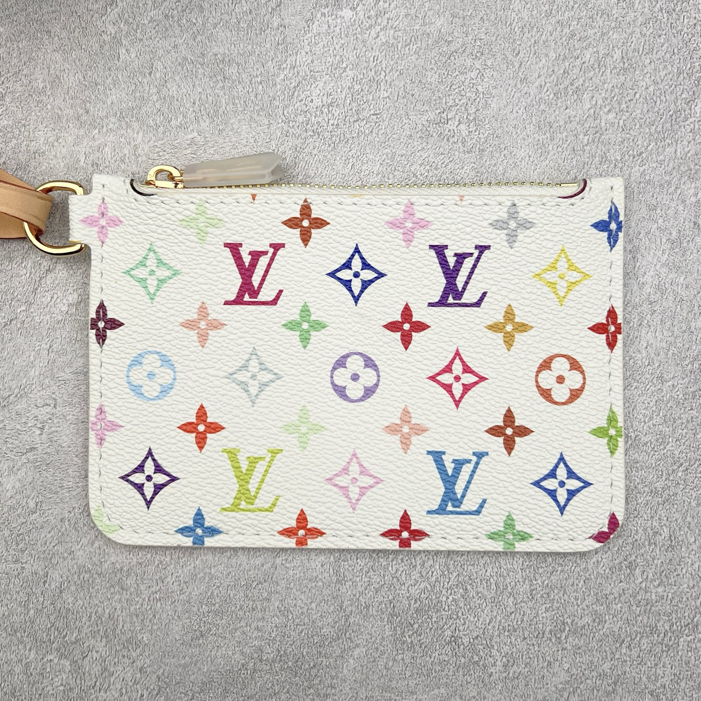 图片[9]-2025款 最新发售.村上隆联名.热卖新款1V ALL IN BB白三彩 尺寸：16*12*18CM 进口A级皮料，按原版皮料定制，色泽、纹路·1：1纳米级复刻， 市面皮料没有相同的呈现质感。头层皮压纹包边，6道手工抛边处理，定制五金电镀件，经24K鎏金工艺呈现镜面光泽，内里按原版材料订制超纤麂皮绒，质感纹路细腻、丝滑。五金、面料、手工、油边、A级出品-选品中心