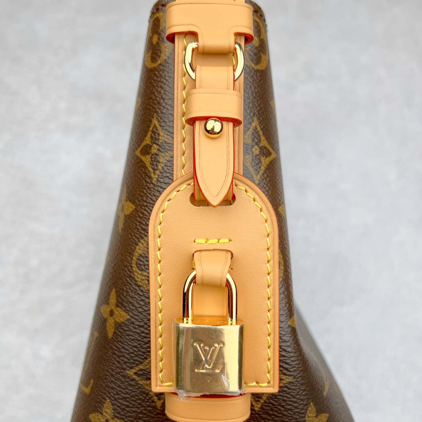 图片[4]-2025款 最新发售.热卖新款1V ALL IN BB经典老花水桶包 尺寸：16*12*18CM 进口A级皮料，按原版皮料定制，色泽、老花纹路·1：1纳米级复刻， 市面皮料没有相同的呈现质感。头层皮压纹包边，6道手工抛边处理，定制五金电镀件，经24K鎏金工艺呈现镜面光泽，内里按原版材料订制超纤麂皮绒，质感纹路细腻、丝滑。五金、面料、手工、油边、A级出品-选品中心