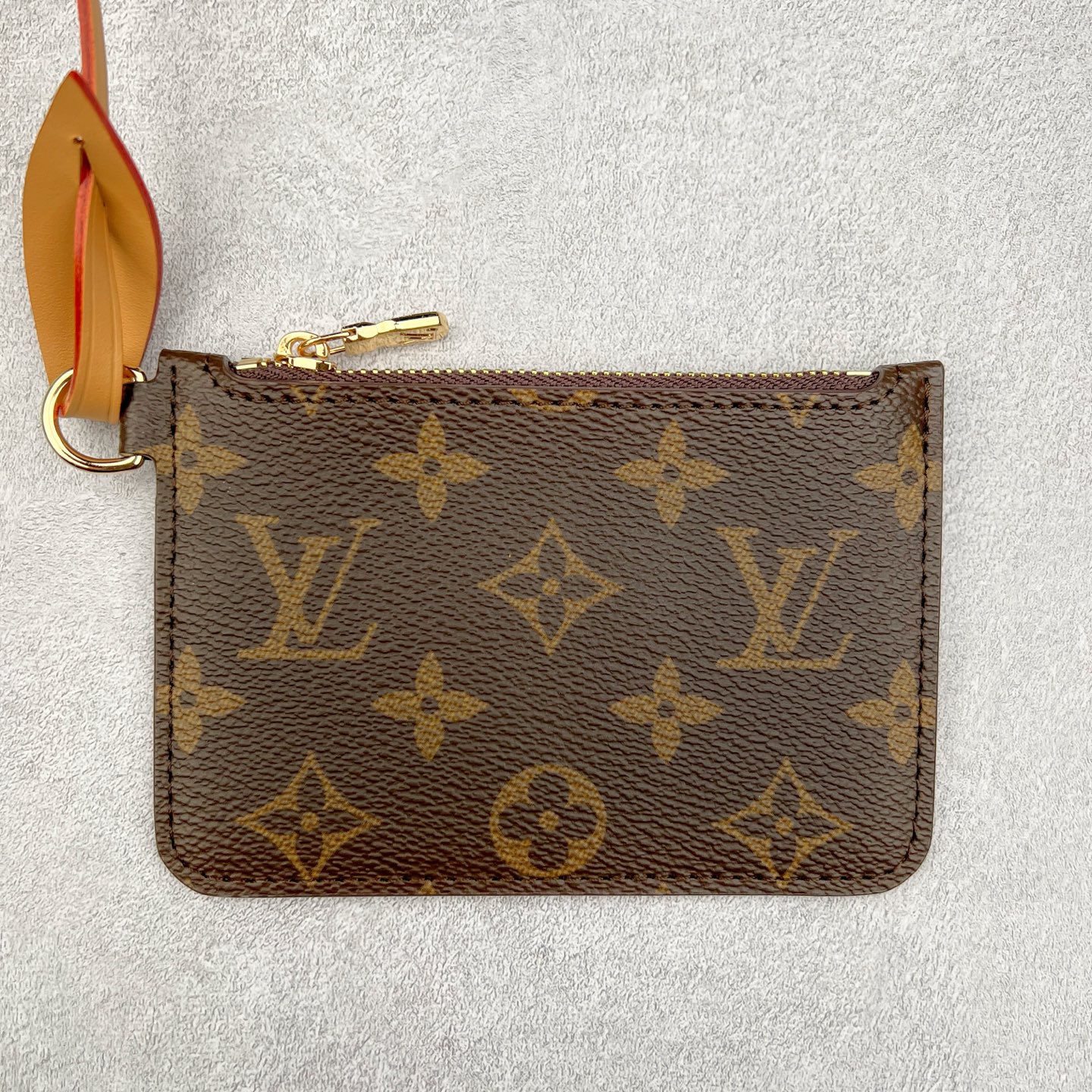 图片[3]-2025款 最新发售.热卖新款1V ALL IN BB经典老花水桶包 尺寸：16*12*18CM 进口A级皮料，按原版皮料定制，色泽、老花纹路·1：1纳米级复刻， 市面皮料没有相同的呈现质感。头层皮压纹包边，6道手工抛边处理，定制五金电镀件，经24K鎏金工艺呈现镜面光泽，内里按原版材料订制超纤麂皮绒，质感纹路细腻、丝滑。五金、面料、手工、油边、A级出品-选品中心