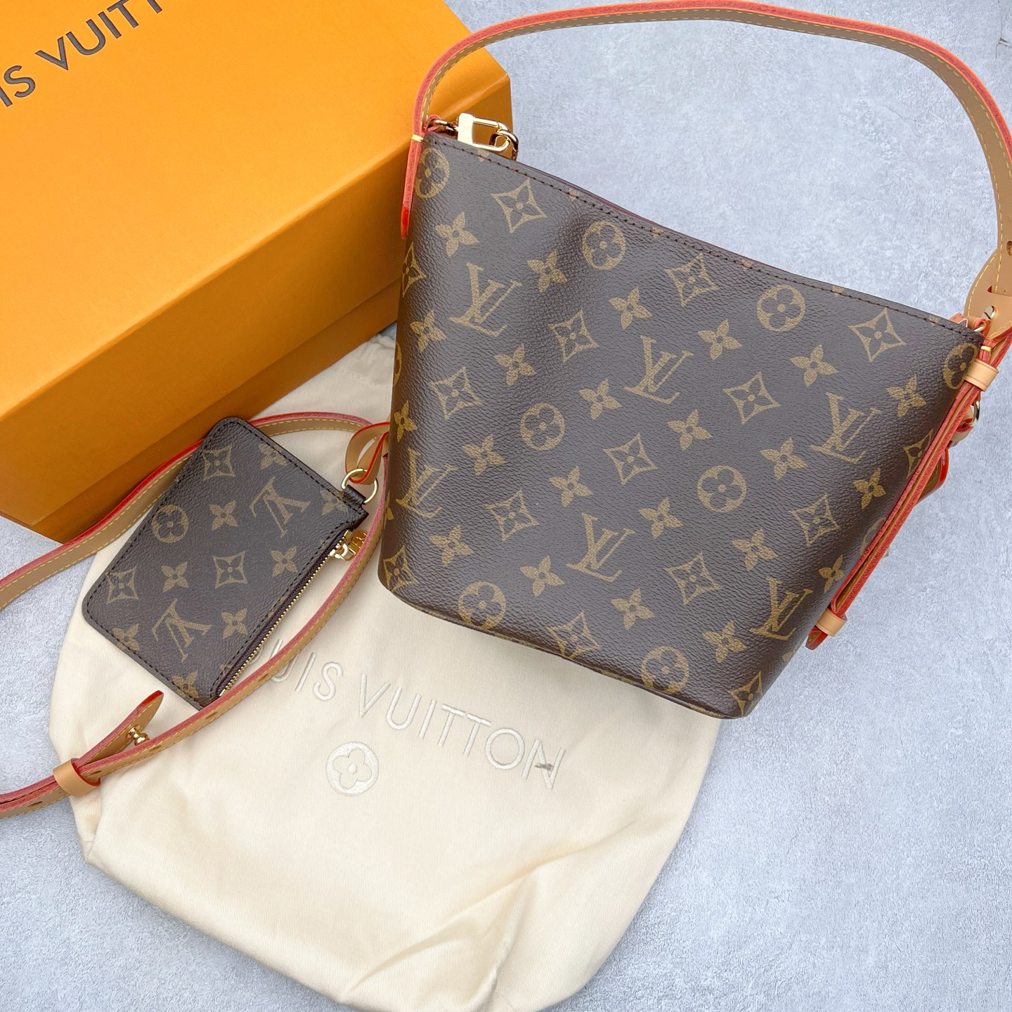 图片[9]-2025款 最新发售.热卖新款1V ALL IN BB经典老花水桶包 尺寸：16*12*18CM 进口A级皮料，按原版皮料定制，色泽、老花纹路·1：1纳米级复刻， 市面皮料没有相同的呈现质感。头层皮压纹包边，6道手工抛边处理，定制五金电镀件，经24K鎏金工艺呈现镜面光泽，内里按原版材料订制超纤麂皮绒，质感纹路细腻、丝滑。五金、面料、手工、油边、A级出品-选品中心