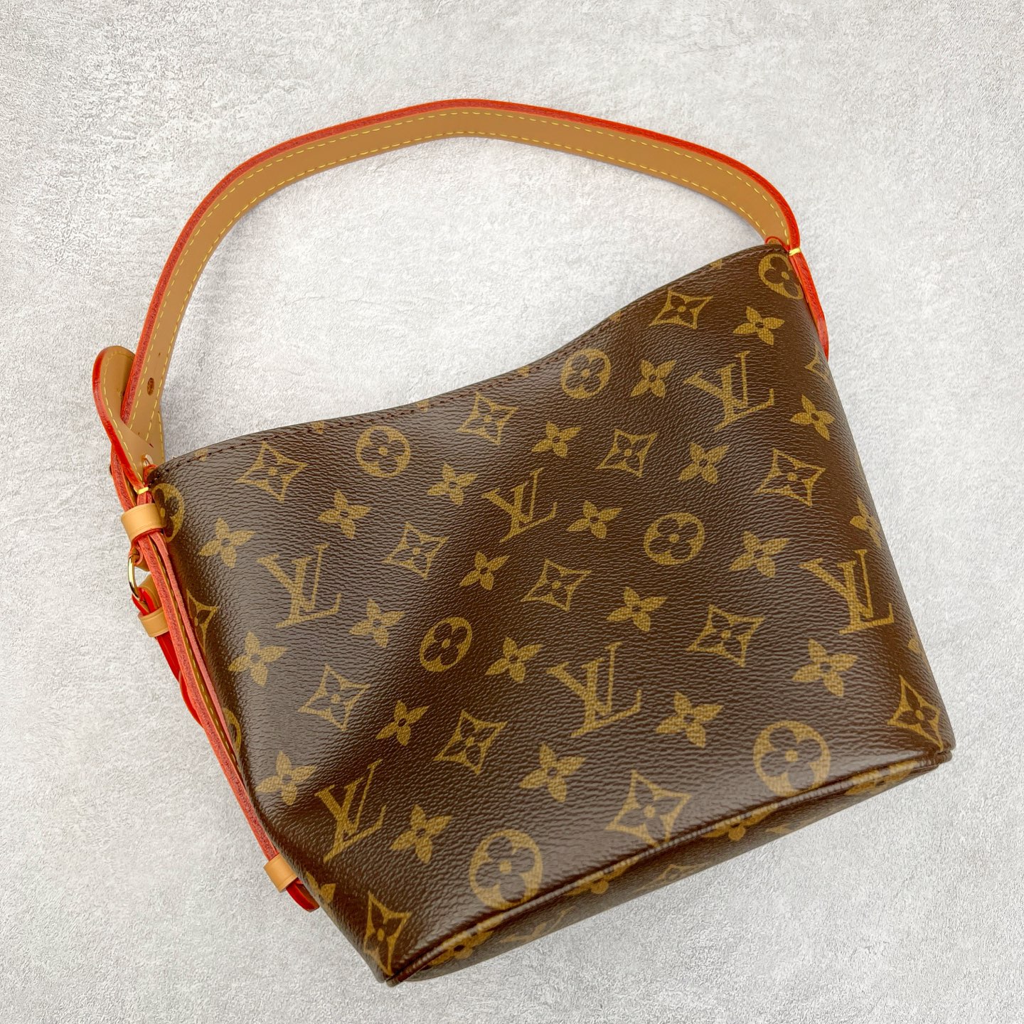 图片[2]-2025款 最新发售.热卖新款1V ALL IN BB经典老花水桶包 尺寸：16*12*18CM 进口A级皮料，按原版皮料定制，色泽、老花纹路·1：1纳米级复刻， 市面皮料没有相同的呈现质感。头层皮压纹包边，6道手工抛边处理，定制五金电镀件，经24K鎏金工艺呈现镜面光泽，内里按原版材料订制超纤麂皮绒，质感纹路细腻、丝滑。五金、面料、手工、油边、A级出品-选品中心