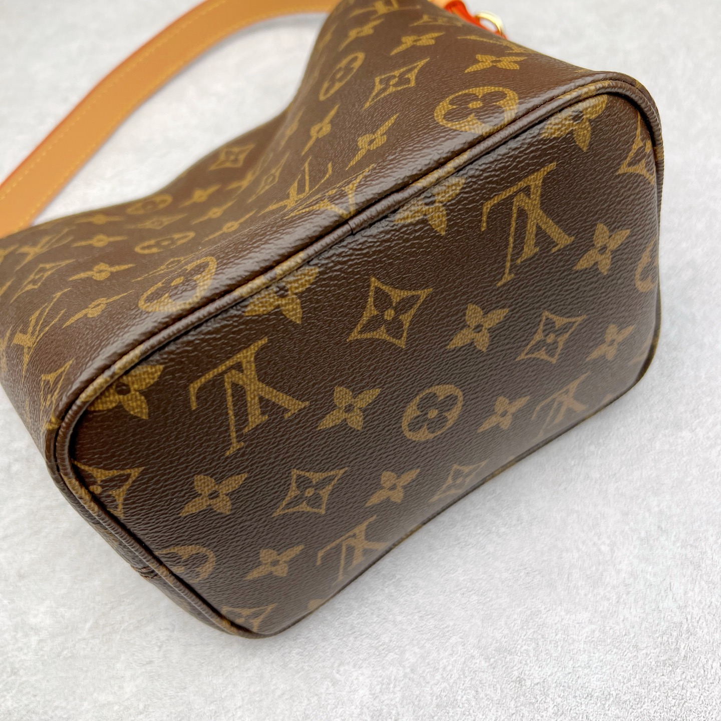 图片[5]-2025款 最新发售.热卖新款1V ALL IN BB经典老花水桶包 尺寸：16*12*18CM 进口A级皮料，按原版皮料定制，色泽、老花纹路·1：1纳米级复刻， 市面皮料没有相同的呈现质感。头层皮压纹包边，6道手工抛边处理，定制五金电镀件，经24K鎏金工艺呈现镜面光泽，内里按原版材料订制超纤麂皮绒，质感纹路细腻、丝滑。五金、面料、手工、油边、A级出品-选品中心