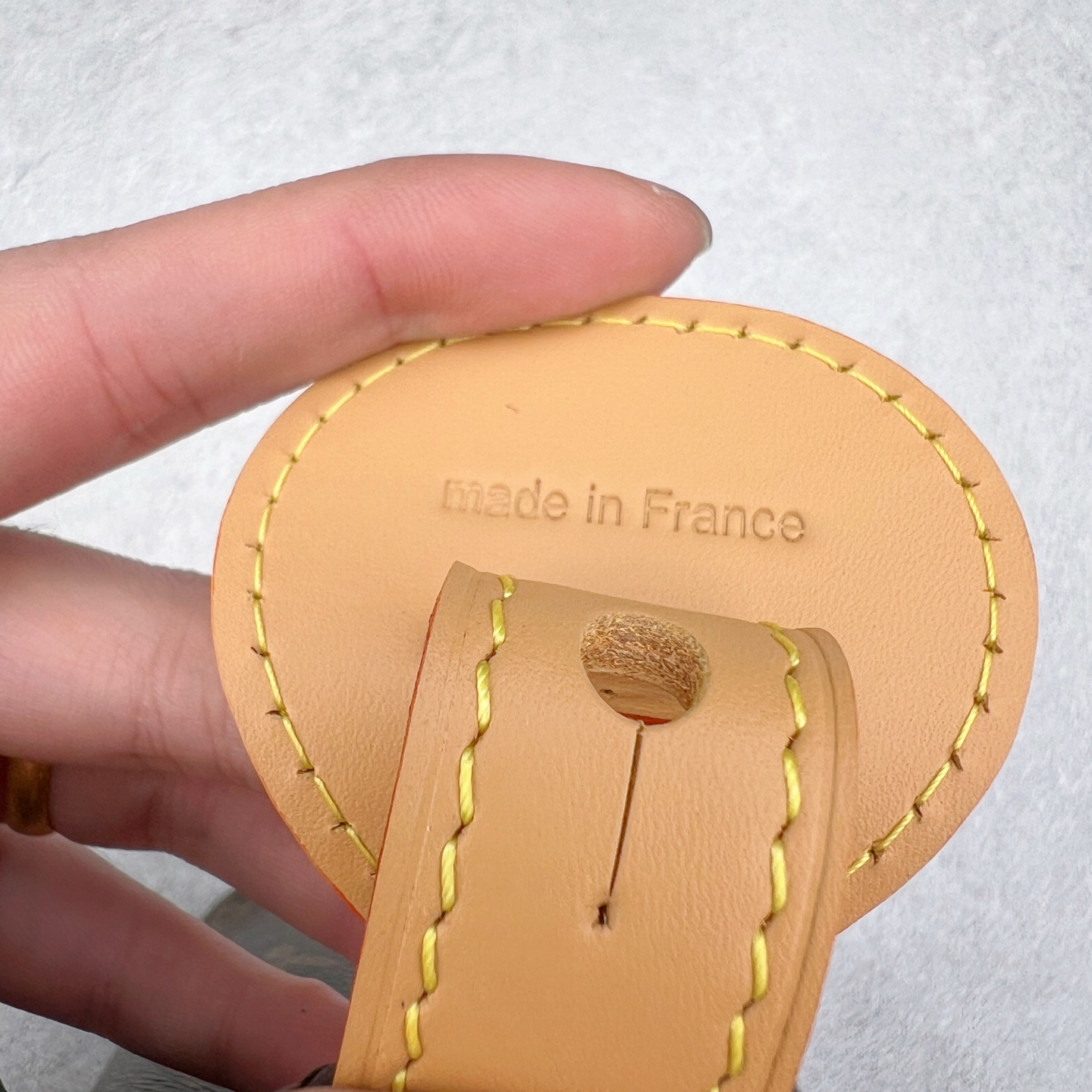 图片[8]-2025款 最新发售.热卖新款1V ALL IN BB经典老花水桶包 尺寸：16*12*18CM 进口A级皮料，按原版皮料定制，色泽、老花纹路·1：1纳米级复刻， 市面皮料没有相同的呈现质感。头层皮压纹包边，6道手工抛边处理，定制五金电镀件，经24K鎏金工艺呈现镜面光泽，内里按原版材料订制超纤麂皮绒，质感纹路细腻、丝滑。五金、面料、手工、油边、A级出品-选品中心