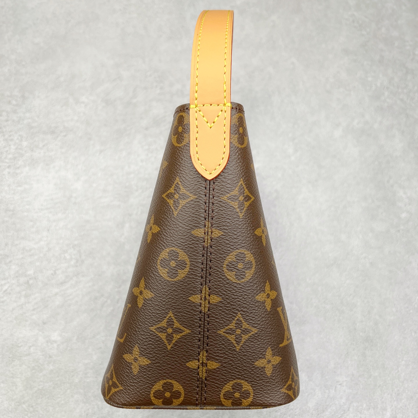 图片[7]-2025款 最新发售.热卖新款1V ALL IN BB经典老花水桶包 尺寸：16*12*18CM 进口A级皮料，按原版皮料定制，色泽、老花纹路·1：1纳米级复刻， 市面皮料没有相同的呈现质感。头层皮压纹包边，6道手工抛边处理，定制五金电镀件，经24K鎏金工艺呈现镜面光泽，内里按原版材料订制超纤麂皮绒，质感纹路细腻、丝滑。五金、面料、手工、油边、A级出品-选品中心