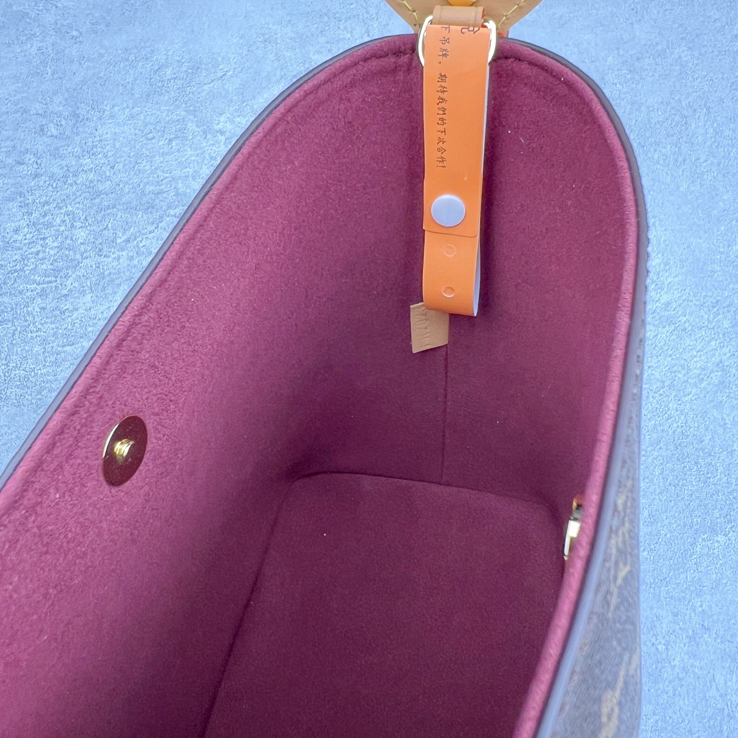 图片[6]-2025款 最新发售.热卖新款1V ALL IN BB经典老花水桶包 尺寸：16*12*18CM 进口A级皮料，按原版皮料定制，色泽、老花纹路·1：1纳米级复刻， 市面皮料没有相同的呈现质感。头层皮压纹包边，6道手工抛边处理，定制五金电镀件，经24K鎏金工艺呈现镜面光泽，内里按原版材料订制超纤麂皮绒，质感纹路细腻、丝滑。五金、面料、手工、油边、A级出品-选品中心