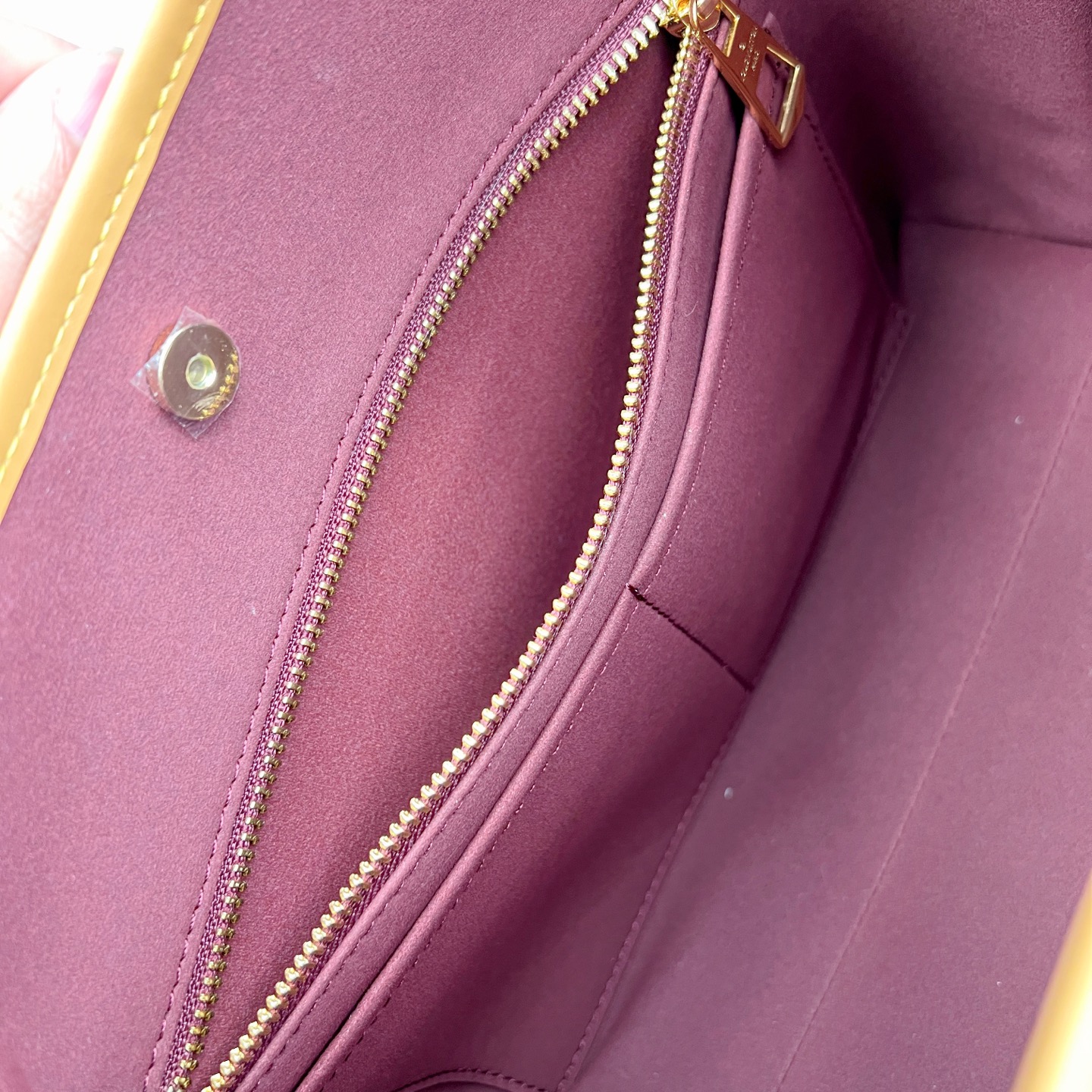 图片[8]-官方热卖爆款断货王2022款 1V Carryall 经典老花子母包。 尺寸：29*24*12CM 进口A级皮料，按原版皮料定制，色泽、老花纹路·1：1纳米级复刻， 市面皮料没有相同的呈现质感。头层皮压纹包边，6道手工抛边处理，定制五金电镀件，经24K鎏金工艺呈现镜面光泽，内里按原版材料订制超纤麂皮绒，质感纹路细腻、丝滑。 五金、面料、手工、油边、A级出品-选品中心