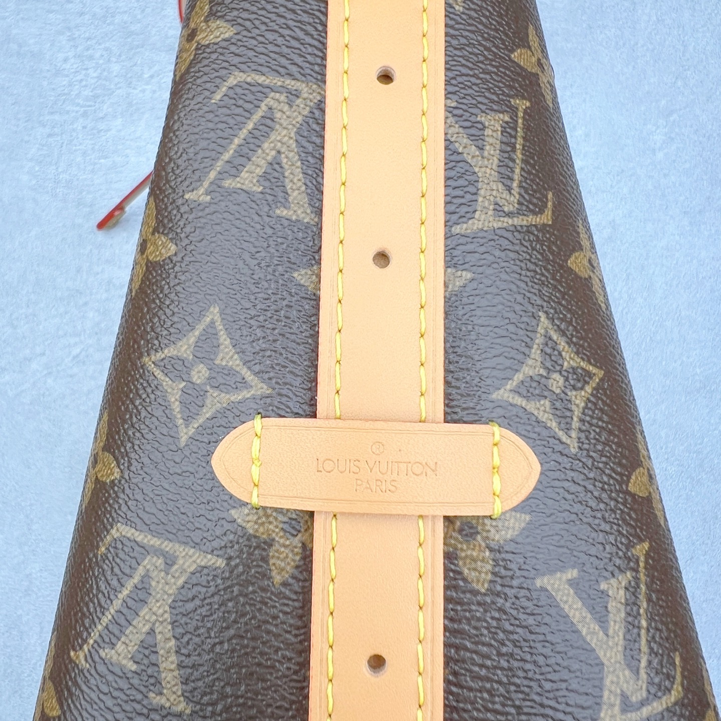 图片[6]-官方热卖爆款断货王2022款 1V Carryall 经典老花子母包。 尺寸：29*24*12CM 进口A级皮料，按原版皮料定制，色泽、老花纹路·1：1纳米级复刻， 市面皮料没有相同的呈现质感。头层皮压纹包边，6道手工抛边处理，定制五金电镀件，经24K鎏金工艺呈现镜面光泽，内里按原版材料订制超纤麂皮绒，质感纹路细腻、丝滑。 五金、面料、手工、油边、A级出品-选品中心