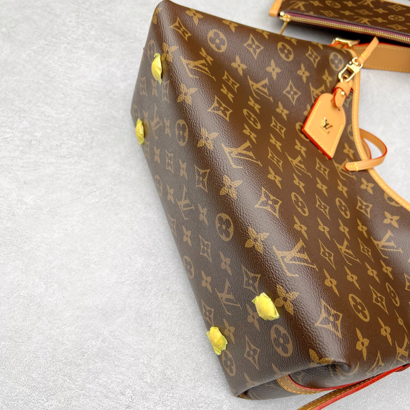 图片[3]-官方热卖爆款断货王2022款 1V Carryall 经典老花子母包。 尺寸：29*24*12CM 进口A级皮料，按原版皮料定制，色泽、老花纹路·1：1纳米级复刻， 市面皮料没有相同的呈现质感。头层皮压纹包边，6道手工抛边处理，定制五金电镀件，经24K鎏金工艺呈现镜面光泽，内里按原版材料订制超纤麂皮绒，质感纹路细腻、丝滑。 五金、面料、手工、油边、A级出品-选品中心