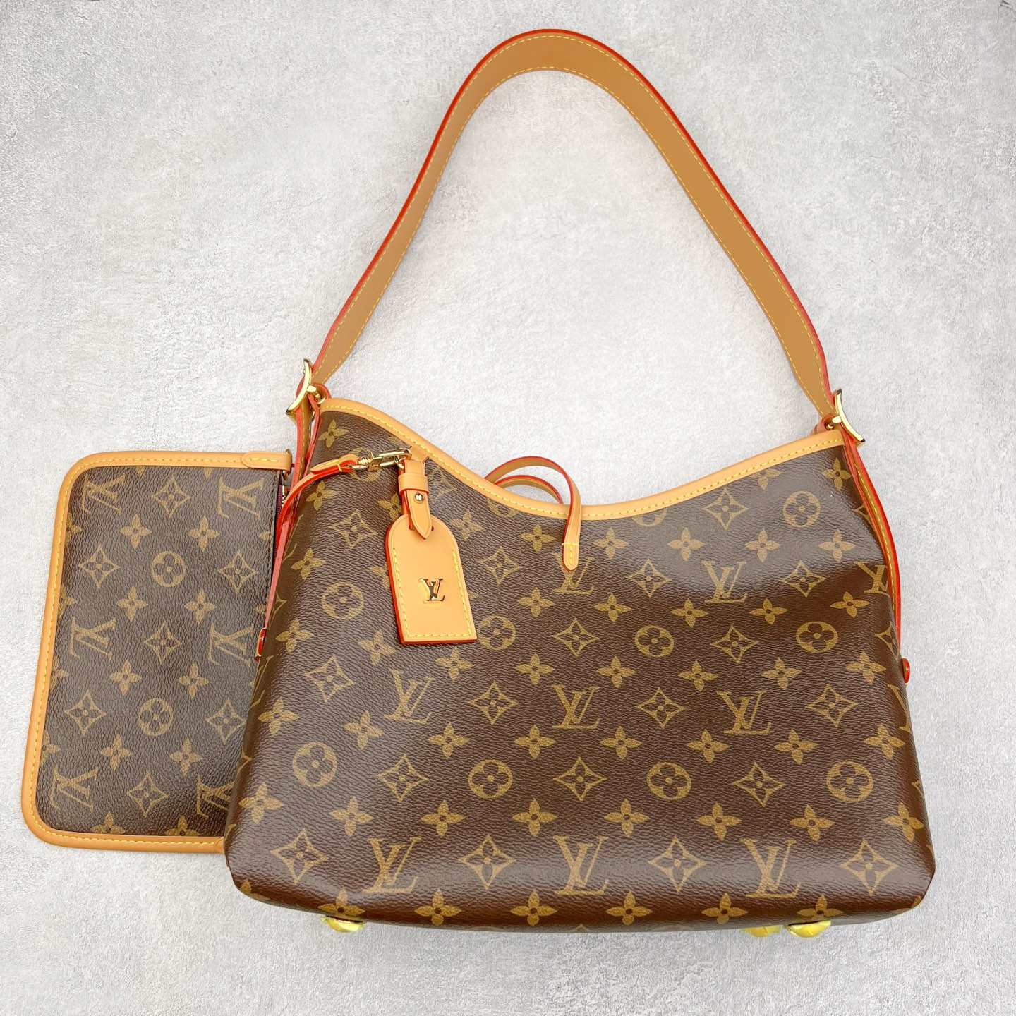 官方热卖爆款断货王2022款 1V Carryall 经典老花子母包。 尺寸:29*24*12CM 进口A级皮料,按原版皮料定制,色泽、老花纹路·1:1纳米级复刻, 市面皮料没有相同的呈现质感。头层皮压纹包边,6道手工抛边处理,定制五金电镀件,经24K鎏金工艺呈现镜面光泽,内里按原版材料订制超纤麂皮绒,质感纹路细腻、丝滑。 五金、面料、手工、油边、A级出品-选品中心