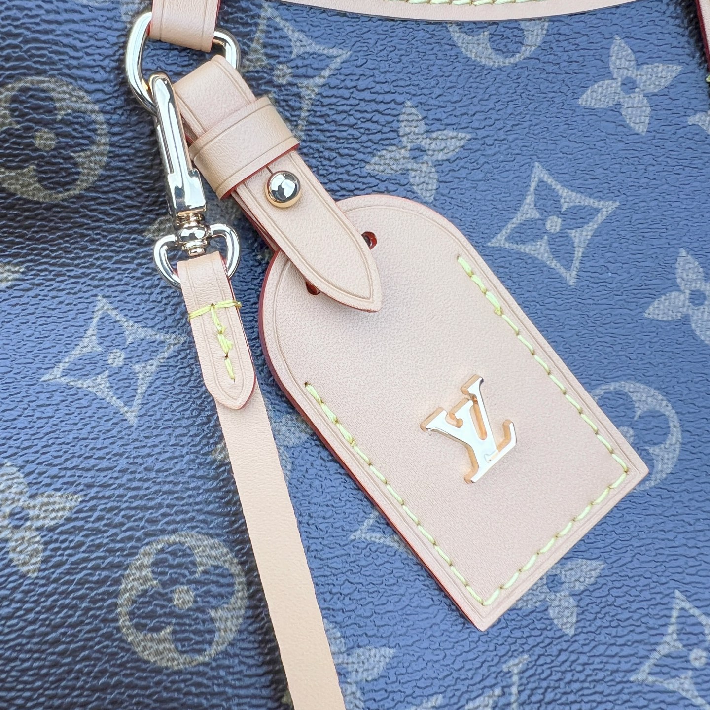 图片[9]-官方热卖爆款断货王2022款 1V Carryall 经典老花子母包。 尺寸：29*24*12CM 进口A级皮料，按原版皮料定制，色泽、老花纹路·1：1纳米级复刻， 市面皮料没有相同的呈现质感。头层皮压纹包边，6道手工抛边处理，定制五金电镀件，经24K鎏金工艺呈现镜面光泽，内里按原版材料订制超纤麂皮绒，质感纹路细腻、丝滑。 五金、面料、手工、油边、A级出品-选品中心