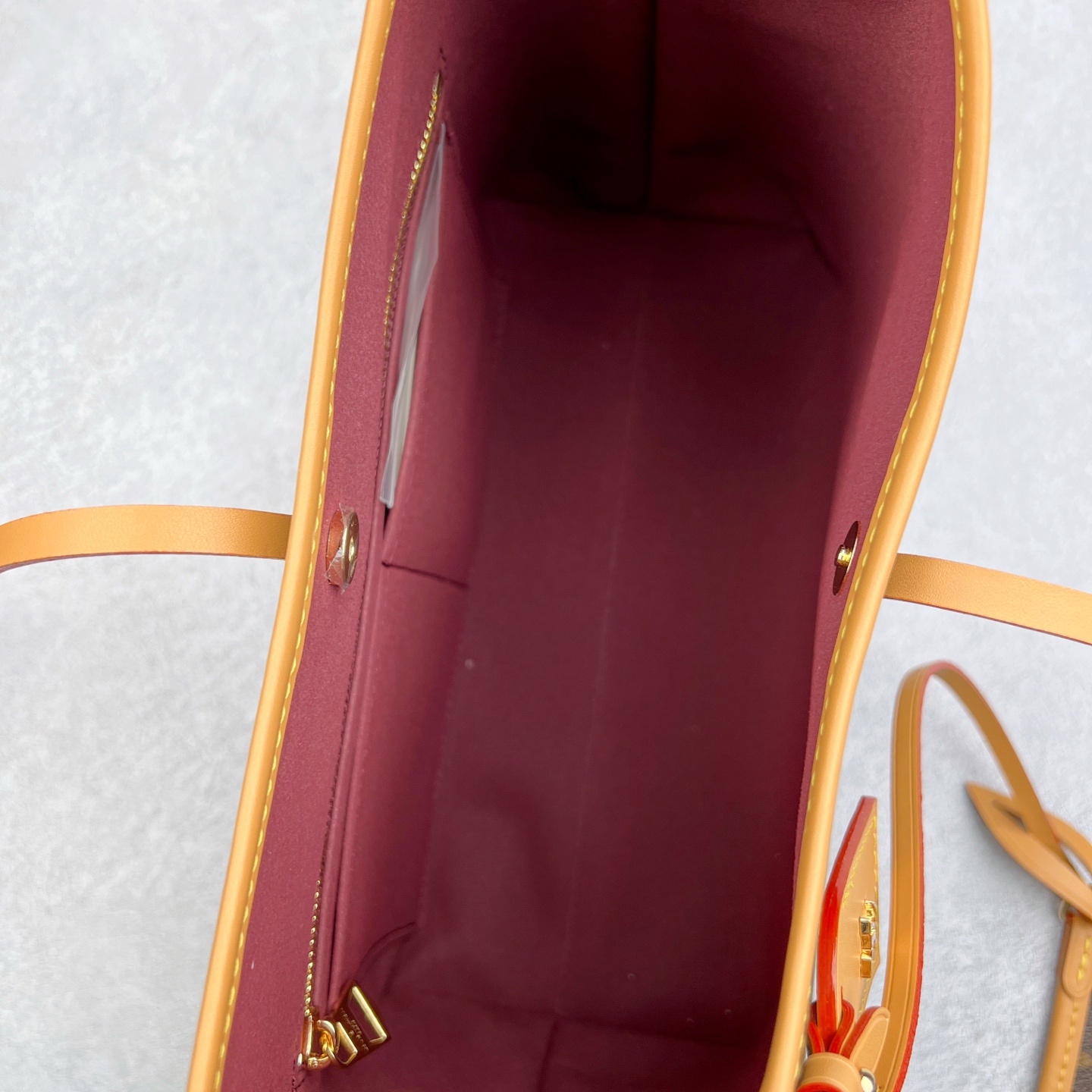 图片[5]-官方热卖爆款断货王2022款 1V Carryall 经典老花子母包。 尺寸：29*24*12CM 进口A级皮料，按原版皮料定制，色泽、老花纹路·1：1纳米级复刻， 市面皮料没有相同的呈现质感。头层皮压纹包边，6道手工抛边处理，定制五金电镀件，经24K鎏金工艺呈现镜面光泽，内里按原版材料订制超纤麂皮绒，质感纹路细腻、丝滑。 五金、面料、手工、油边、A级出品-选品中心