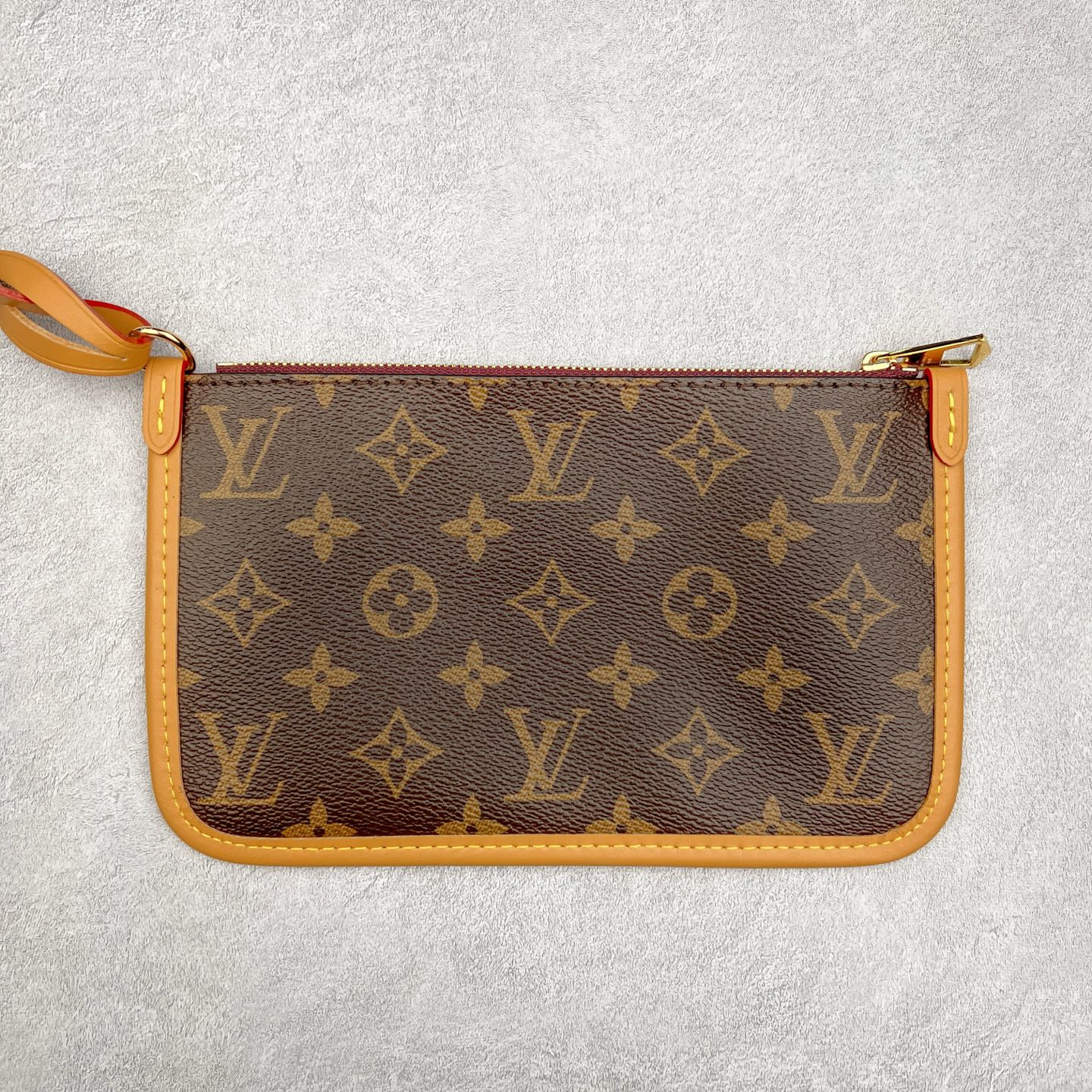 图片[4]-官方热卖爆款断货王2022款 1V Carryall 经典老花子母包。 尺寸：29*24*12CM 进口A级皮料，按原版皮料定制，色泽、老花纹路·1：1纳米级复刻， 市面皮料没有相同的呈现质感。头层皮压纹包边，6道手工抛边处理，定制五金电镀件，经24K鎏金工艺呈现镜面光泽，内里按原版材料订制超纤麂皮绒，质感纹路细腻、丝滑。 五金、面料、手工、油边、A级出品-选品中心