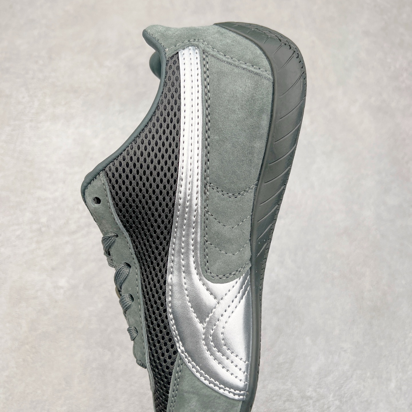 图片[7]-＃特价福利 PUMA Speedca OG 彪马极速赛车系列低帮德训风拼接复古百搭休闲运动赛车鞋 鞋款从80、90年代赛车手所穿的防火赛车鞋为原型，鞋身线条模仿了赛车的流线廓形，体现了空气动力学原理的结构。简约流畅的外观，恰好又和贯穿其中的Formstrip Logo融合恰到好处，视觉上细节丰富且协调。本次Speedcat OG鞋款归来，最大看点自然式保留了窄版鞋型以及薄底构造。这两年各品牌鞋底越做越厚，Speedcat反其道而行之，上脚几乎无鞋底的效果带来耳目一新的视觉体验。鞋面依旧是以质感细腻的麂皮材质打造，并且大面积近乎全包裹的使用，复古味道也愈发浓烈。配色上更是将最原始的黑色和红色带回，向F1赛车队的标志性队服致敬。相信让各位一眼种草的更多是出挑的大红色，上脚即可瞬间点亮整体造型，在以球鞋为核心的OOTD中脱颖而出。而另一款黑色则是低调的万金油，彰显新潮个性的同时又不喧宾夺主，也是热爱简约系穿搭朋友的首选。 尺码：35.5 36 37 37.5 38 38.5 39 40 40.5 41 42 42.5 43 44 44.5 45-选品中心