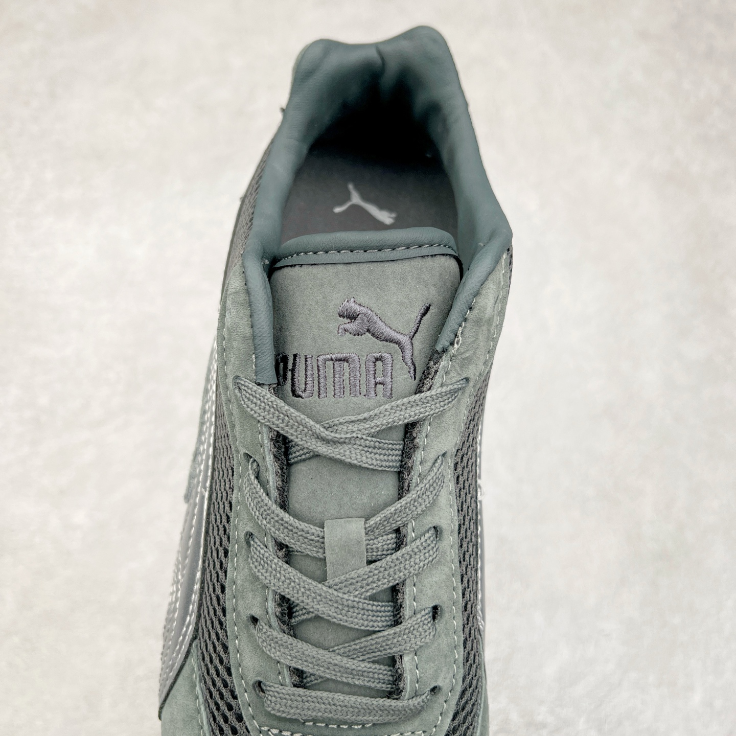 图片[5]-＃特价福利 PUMA Speedca OG 彪马极速赛车系列低帮德训风拼接复古百搭休闲运动赛车鞋 鞋款从80、90年代赛车手所穿的防火赛车鞋为原型，鞋身线条模仿了赛车的流线廓形，体现了空气动力学原理的结构。简约流畅的外观，恰好又和贯穿其中的Formstrip Logo融合恰到好处，视觉上细节丰富且协调。本次Speedcat OG鞋款归来，最大看点自然式保留了窄版鞋型以及薄底构造。这两年各品牌鞋底越做越厚，Speedcat反其道而行之，上脚几乎无鞋底的效果带来耳目一新的视觉体验。鞋面依旧是以质感细腻的麂皮材质打造，并且大面积近乎全包裹的使用，复古味道也愈发浓烈。配色上更是将最原始的黑色和红色带回，向F1赛车队的标志性队服致敬。相信让各位一眼种草的更多是出挑的大红色，上脚即可瞬间点亮整体造型，在以球鞋为核心的OOTD中脱颖而出。而另一款黑色则是低调的万金油，彰显新潮个性的同时又不喧宾夺主，也是热爱简约系穿搭朋友的首选。 尺码：35.5 36 37 37.5 38 38.5 39 40 40.5 41 42 42.5 43 44 44.5 45-选品中心