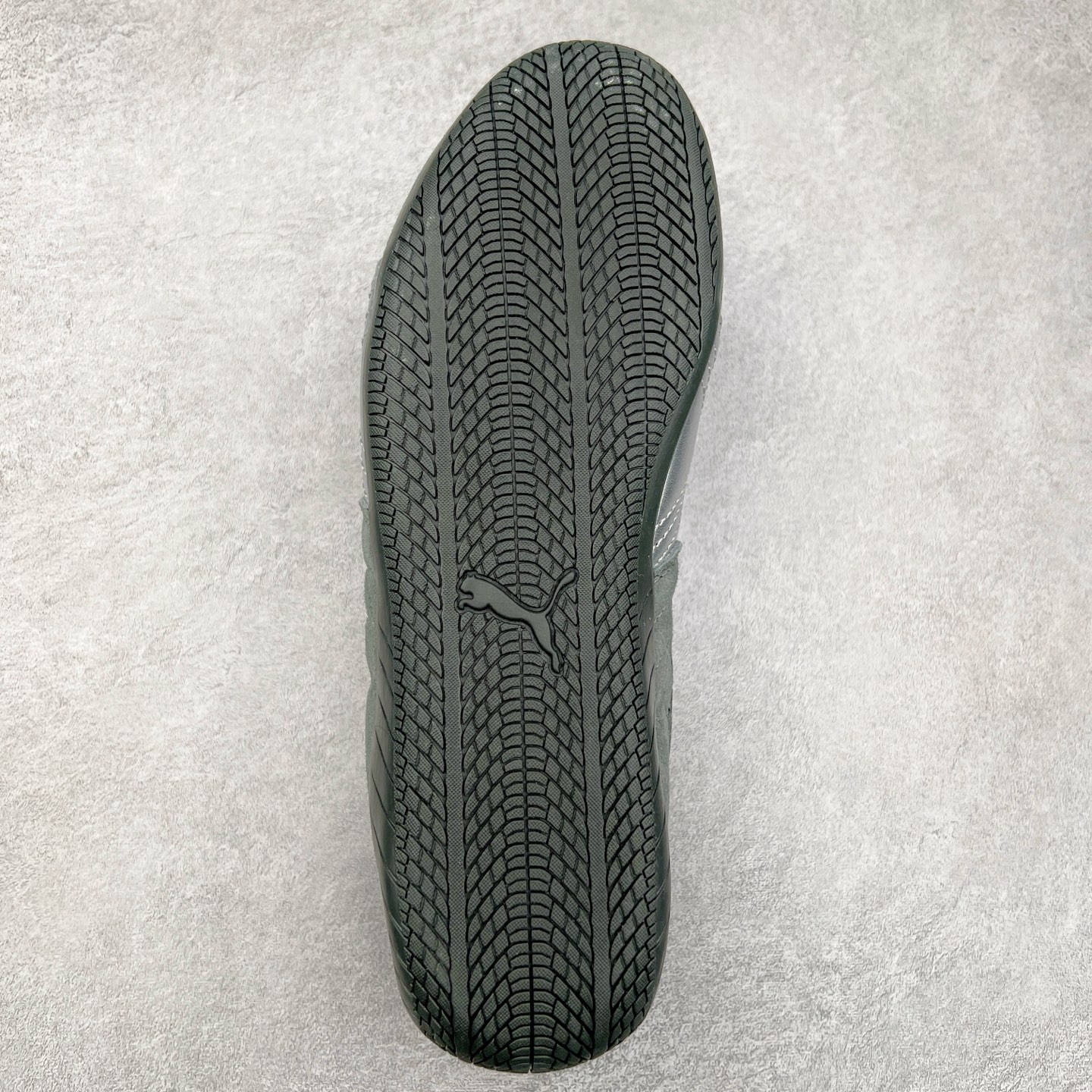 图片[9]-＃特价福利 PUMA Speedca OG 彪马极速赛车系列低帮德训风拼接复古百搭休闲运动赛车鞋 鞋款从80、90年代赛车手所穿的防火赛车鞋为原型，鞋身线条模仿了赛车的流线廓形，体现了空气动力学原理的结构。简约流畅的外观，恰好又和贯穿其中的Formstrip Logo融合恰到好处，视觉上细节丰富且协调。本次Speedcat OG鞋款归来，最大看点自然式保留了窄版鞋型以及薄底构造。这两年各品牌鞋底越做越厚，Speedcat反其道而行之，上脚几乎无鞋底的效果带来耳目一新的视觉体验。鞋面依旧是以质感细腻的麂皮材质打造，并且大面积近乎全包裹的使用，复古味道也愈发浓烈。配色上更是将最原始的黑色和红色带回，向F1赛车队的标志性队服致敬。相信让各位一眼种草的更多是出挑的大红色，上脚即可瞬间点亮整体造型，在以球鞋为核心的OOTD中脱颖而出。而另一款黑色则是低调的万金油，彰显新潮个性的同时又不喧宾夺主，也是热爱简约系穿搭朋友的首选。 尺码：35.5 36 37 37.5 38 38.5 39 40 40.5 41 42 42.5 43 44 44.5 45-选品中心