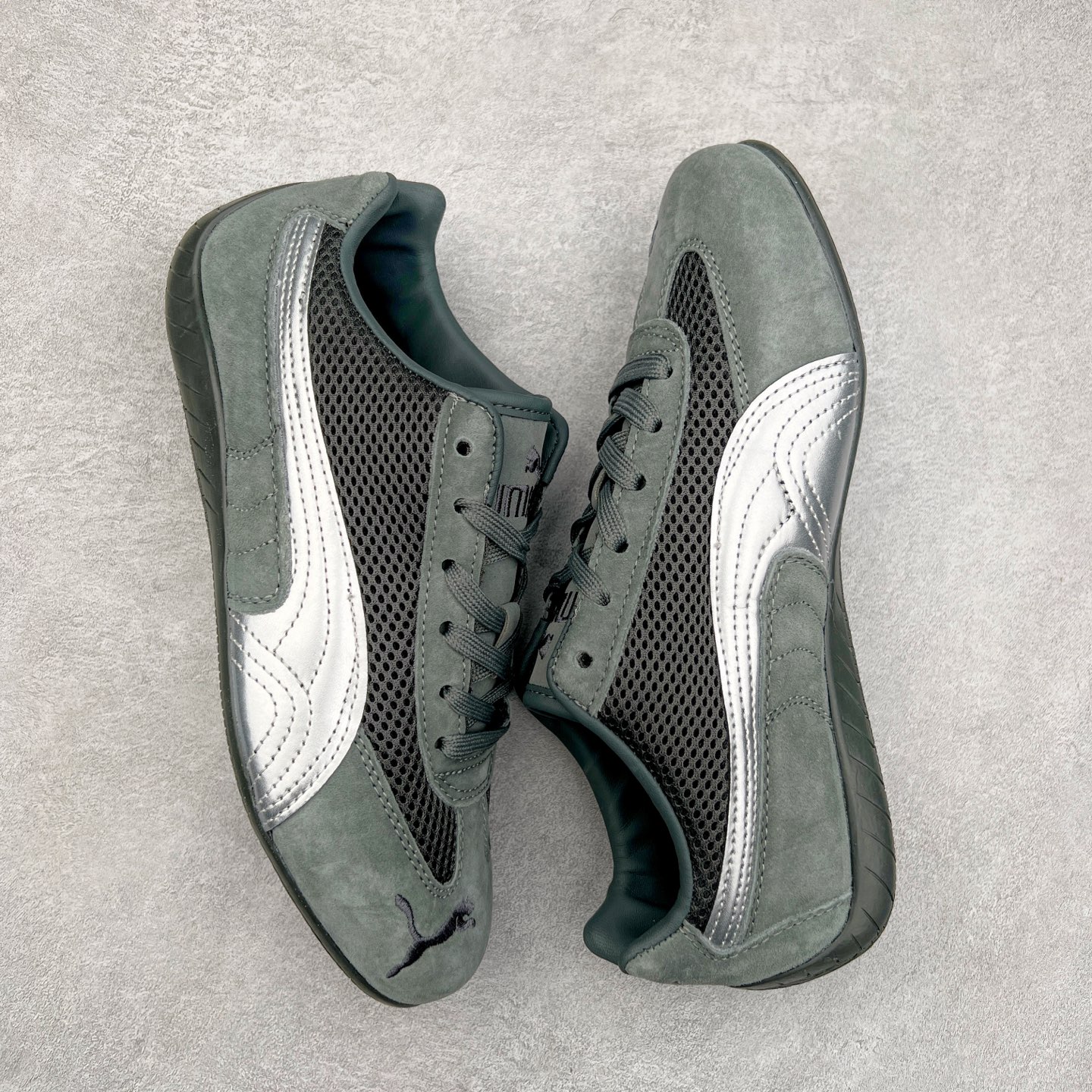 图片[3]-＃特价福利 PUMA Speedca OG 彪马极速赛车系列低帮德训风拼接复古百搭休闲运动赛车鞋 鞋款从80、90年代赛车手所穿的防火赛车鞋为原型，鞋身线条模仿了赛车的流线廓形，体现了空气动力学原理的结构。简约流畅的外观，恰好又和贯穿其中的Formstrip Logo融合恰到好处，视觉上细节丰富且协调。本次Speedcat OG鞋款归来，最大看点自然式保留了窄版鞋型以及薄底构造。这两年各品牌鞋底越做越厚，Speedcat反其道而行之，上脚几乎无鞋底的效果带来耳目一新的视觉体验。鞋面依旧是以质感细腻的麂皮材质打造，并且大面积近乎全包裹的使用，复古味道也愈发浓烈。配色上更是将最原始的黑色和红色带回，向F1赛车队的标志性队服致敬。相信让各位一眼种草的更多是出挑的大红色，上脚即可瞬间点亮整体造型，在以球鞋为核心的OOTD中脱颖而出。而另一款黑色则是低调的万金油，彰显新潮个性的同时又不喧宾夺主，也是热爱简约系穿搭朋友的首选。 尺码：35.5 36 37 37.5 38 38.5 39 40 40.5 41 42 42.5 43 44 44.5 45-选品中心