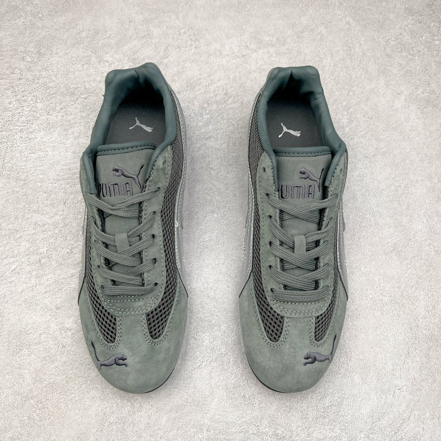 图片[2]-＃特价福利 PUMA Speedca OG 彪马极速赛车系列低帮德训风拼接复古百搭休闲运动赛车鞋 鞋款从80、90年代赛车手所穿的防火赛车鞋为原型，鞋身线条模仿了赛车的流线廓形，体现了空气动力学原理的结构。简约流畅的外观，恰好又和贯穿其中的Formstrip Logo融合恰到好处，视觉上细节丰富且协调。本次Speedcat OG鞋款归来，最大看点自然式保留了窄版鞋型以及薄底构造。这两年各品牌鞋底越做越厚，Speedcat反其道而行之，上脚几乎无鞋底的效果带来耳目一新的视觉体验。鞋面依旧是以质感细腻的麂皮材质打造，并且大面积近乎全包裹的使用，复古味道也愈发浓烈。配色上更是将最原始的黑色和红色带回，向F1赛车队的标志性队服致敬。相信让各位一眼种草的更多是出挑的大红色，上脚即可瞬间点亮整体造型，在以球鞋为核心的OOTD中脱颖而出。而另一款黑色则是低调的万金油，彰显新潮个性的同时又不喧宾夺主，也是热爱简约系穿搭朋友的首选。 尺码：35.5 36 37 37.5 38 38.5 39 40 40.5 41 42 42.5 43 44 44.5 45-选品中心