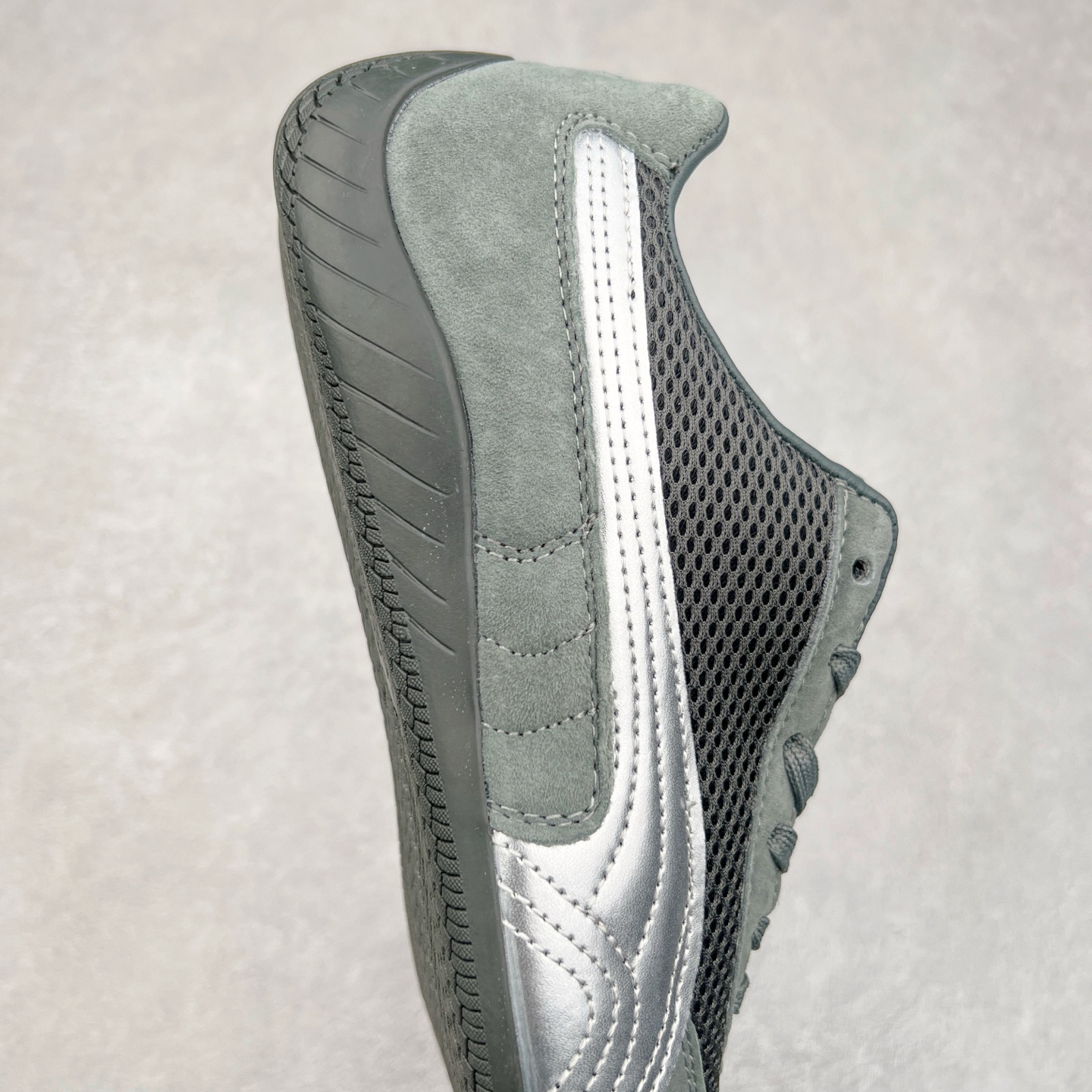 图片[6]-＃特价福利 PUMA Speedca OG 彪马极速赛车系列低帮德训风拼接复古百搭休闲运动赛车鞋 鞋款从80、90年代赛车手所穿的防火赛车鞋为原型，鞋身线条模仿了赛车的流线廓形，体现了空气动力学原理的结构。简约流畅的外观，恰好又和贯穿其中的Formstrip Logo融合恰到好处，视觉上细节丰富且协调。本次Speedcat OG鞋款归来，最大看点自然式保留了窄版鞋型以及薄底构造。这两年各品牌鞋底越做越厚，Speedcat反其道而行之，上脚几乎无鞋底的效果带来耳目一新的视觉体验。鞋面依旧是以质感细腻的麂皮材质打造，并且大面积近乎全包裹的使用，复古味道也愈发浓烈。配色上更是将最原始的黑色和红色带回，向F1赛车队的标志性队服致敬。相信让各位一眼种草的更多是出挑的大红色，上脚即可瞬间点亮整体造型，在以球鞋为核心的OOTD中脱颖而出。而另一款黑色则是低调的万金油，彰显新潮个性的同时又不喧宾夺主，也是热爱简约系穿搭朋友的首选。 尺码：35.5 36 37 37.5 38 38.5 39 40 40.5 41 42 42.5 43 44 44.5 45-选品中心