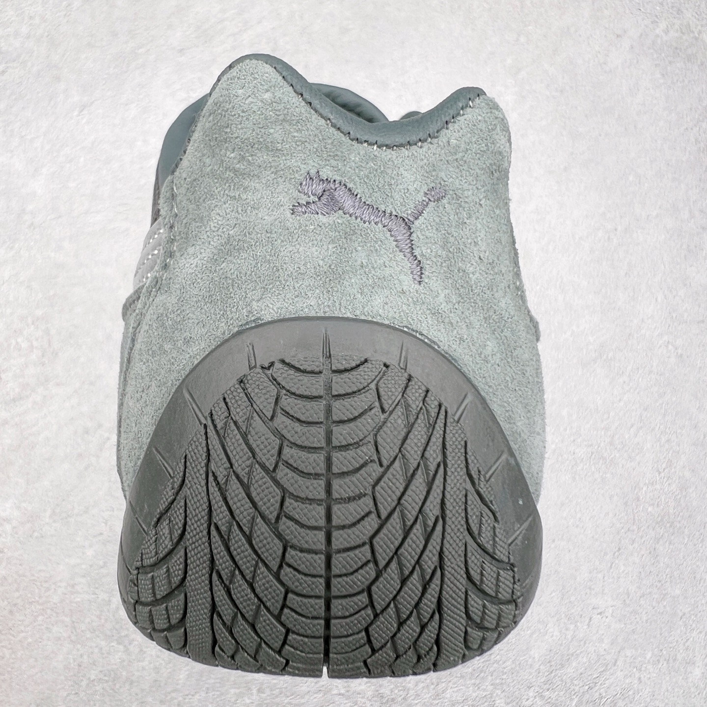 图片[8]-＃特价福利 PUMA Speedca OG 彪马极速赛车系列低帮德训风拼接复古百搭休闲运动赛车鞋 鞋款从80、90年代赛车手所穿的防火赛车鞋为原型，鞋身线条模仿了赛车的流线廓形，体现了空气动力学原理的结构。简约流畅的外观，恰好又和贯穿其中的Formstrip Logo融合恰到好处，视觉上细节丰富且协调。本次Speedcat OG鞋款归来，最大看点自然式保留了窄版鞋型以及薄底构造。这两年各品牌鞋底越做越厚，Speedcat反其道而行之，上脚几乎无鞋底的效果带来耳目一新的视觉体验。鞋面依旧是以质感细腻的麂皮材质打造，并且大面积近乎全包裹的使用，复古味道也愈发浓烈。配色上更是将最原始的黑色和红色带回，向F1赛车队的标志性队服致敬。相信让各位一眼种草的更多是出挑的大红色，上脚即可瞬间点亮整体造型，在以球鞋为核心的OOTD中脱颖而出。而另一款黑色则是低调的万金油，彰显新潮个性的同时又不喧宾夺主，也是热爱简约系穿搭朋友的首选。 尺码：35.5 36 37 37.5 38 38.5 39 40 40.5 41 42 42.5 43 44 44.5 45-选品中心