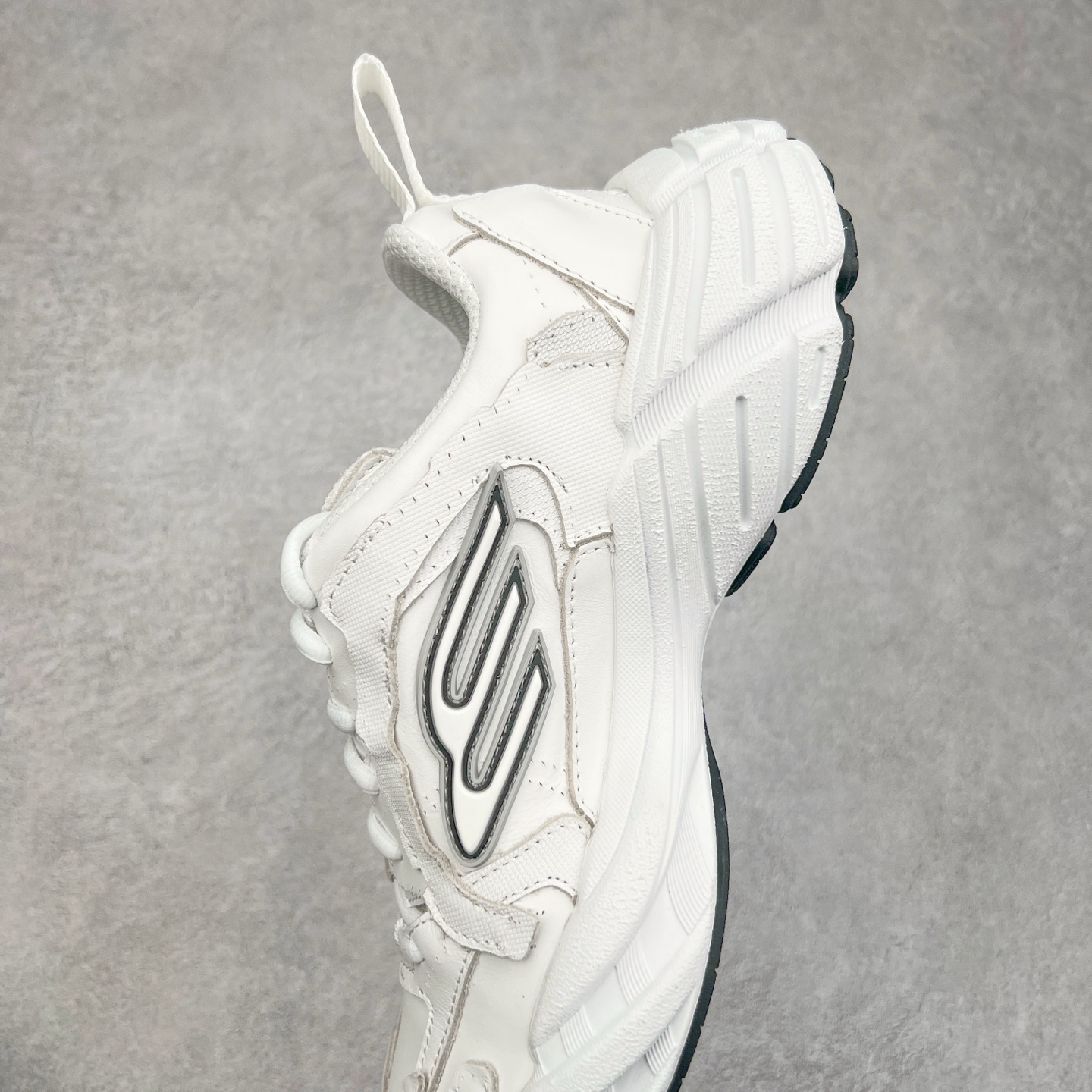 图片[7]-＃VG零售版 Balenciaga Monday 巴黎世家圆头厚底低帮老爹鞋 全套原纸板楦头开发 最原汁原味的灵魂版型 全鞋荧光划线卡点 胶水把控整洁度追求极致完美 每一双都是工艺品 多重QC质检 超越公司货的品控标准 实实在在的免检产品 原盒原配 正确字体电绣 粗细、位置、大小正确 侧边TPU 透气孔匹配意产原版 正确分离大底 TPU软底 原版一致大底LOGO 立体感十足 原厂皮料水洗做旧 采购原厂网纱 偏大一码 尺码：35 36 37 38 39 40 41 42 43 44 45 46-选品中心