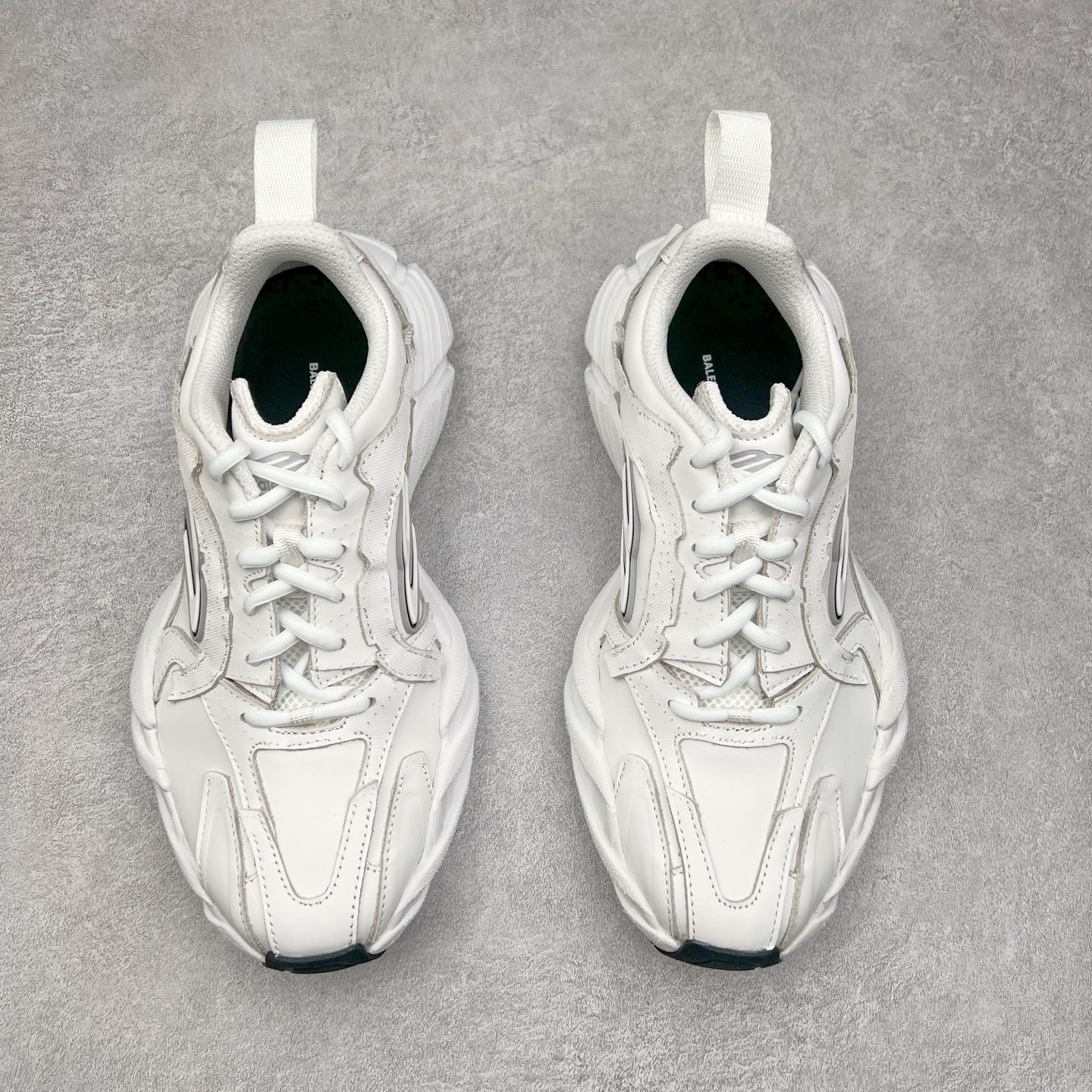 图片[2]-＃VG零售版 Balenciaga Monday 巴黎世家圆头厚底低帮老爹鞋 全套原纸板楦头开发 最原汁原味的灵魂版型 全鞋荧光划线卡点 胶水把控整洁度追求极致完美 每一双都是工艺品 多重QC质检 超越公司货的品控标准 实实在在的免检产品 原盒原配 正确字体电绣 粗细、位置、大小正确 侧边TPU 透气孔匹配意产原版 正确分离大底 TPU软底 原版一致大底LOGO 立体感十足 原厂皮料水洗做旧 采购原厂网纱 偏大一码 尺码：35 36 37 38 39 40 41 42 43 44 45 46-选品中心