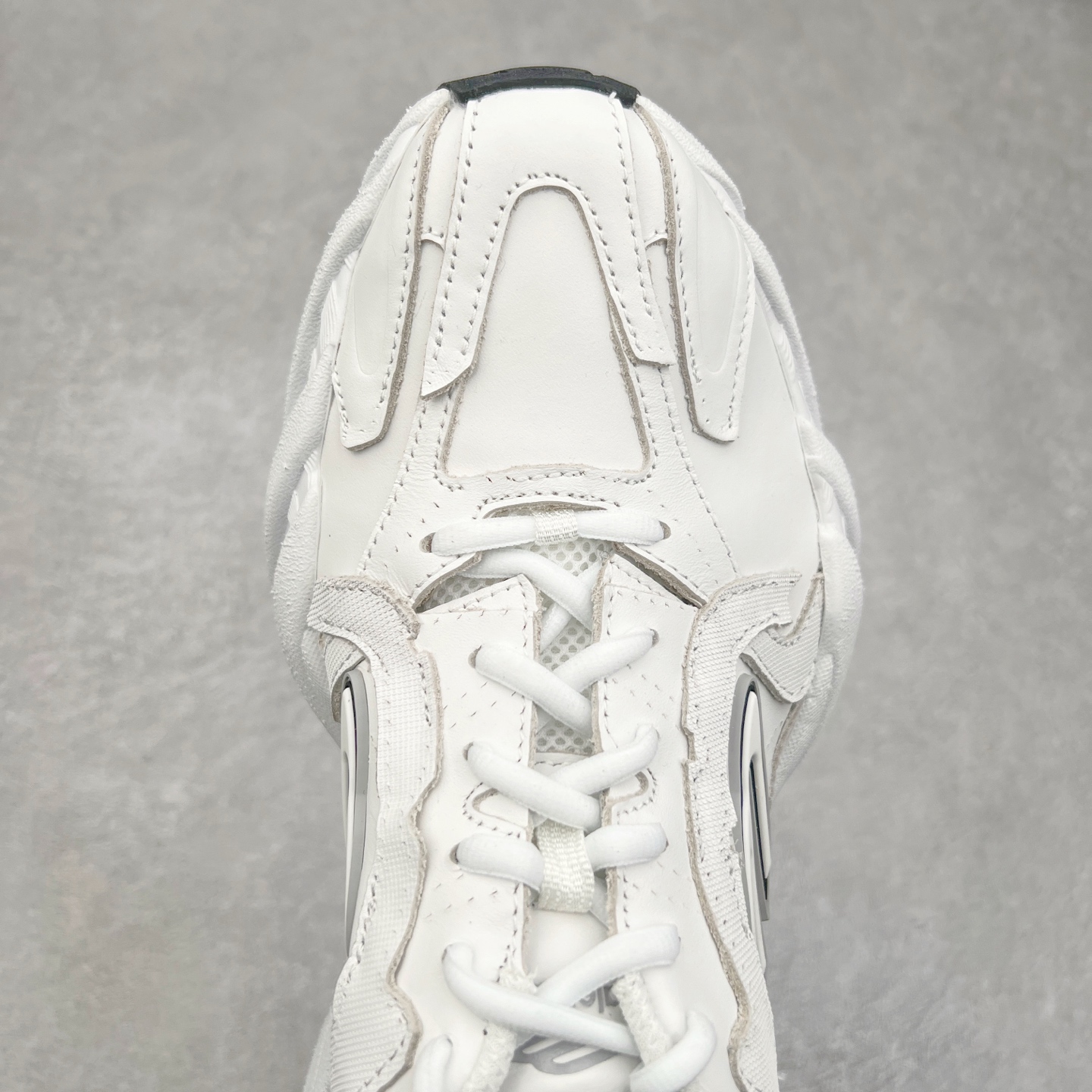 图片[4]-＃VG零售版 Balenciaga Monday 巴黎世家圆头厚底低帮老爹鞋 全套原纸板楦头开发 最原汁原味的灵魂版型 全鞋荧光划线卡点 胶水把控整洁度追求极致完美 每一双都是工艺品 多重QC质检 超越公司货的品控标准 实实在在的免检产品 原盒原配 正确字体电绣 粗细、位置、大小正确 侧边TPU 透气孔匹配意产原版 正确分离大底 TPU软底 原版一致大底LOGO 立体感十足 原厂皮料水洗做旧 采购原厂网纱 偏大一码 尺码：35 36 37 38 39 40 41 42 43 44 45 46-选品中心