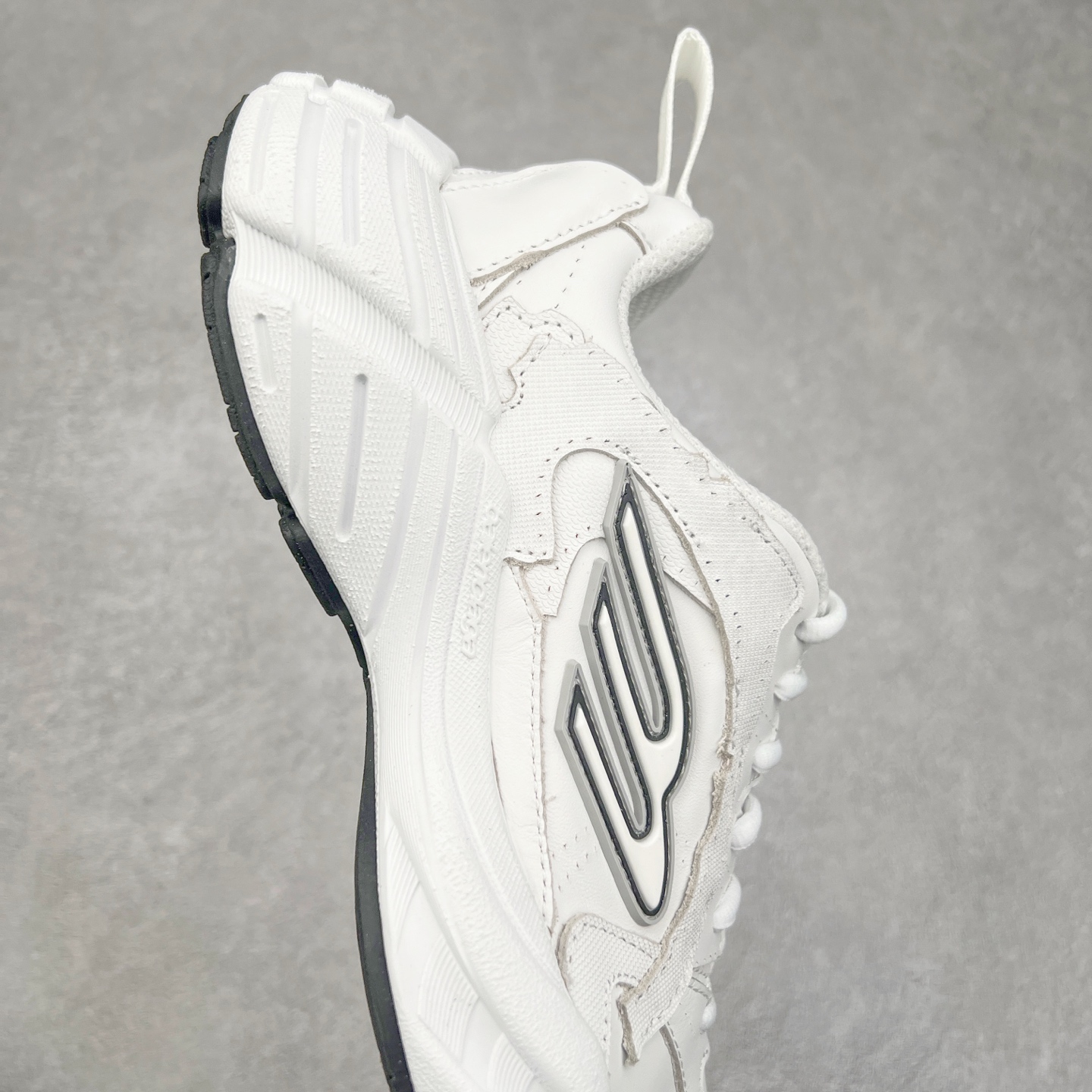 图片[6]-＃VG零售版 Balenciaga Monday 巴黎世家圆头厚底低帮老爹鞋 全套原纸板楦头开发 最原汁原味的灵魂版型 全鞋荧光划线卡点 胶水把控整洁度追求极致完美 每一双都是工艺品 多重QC质检 超越公司货的品控标准 实实在在的免检产品 原盒原配 正确字体电绣 粗细、位置、大小正确 侧边TPU 透气孔匹配意产原版 正确分离大底 TPU软底 原版一致大底LOGO 立体感十足 原厂皮料水洗做旧 采购原厂网纱 偏大一码 尺码：35 36 37 38 39 40 41 42 43 44 45 46-选品中心