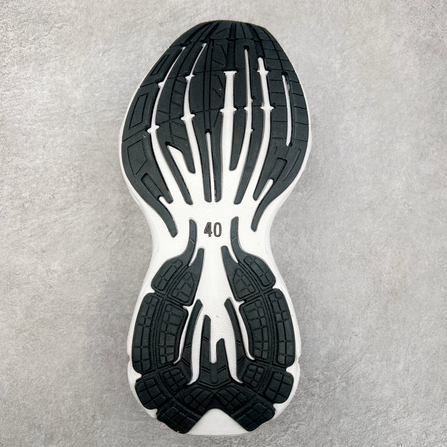 图片[9]-＃VG零售版 Balenciaga Monday 巴黎世家圆头厚底低帮老爹鞋 全套原纸板楦头开发 最原汁原味的灵魂版型 全鞋荧光划线卡点 胶水把控整洁度追求极致完美 每一双都是工艺品 多重QC质检 超越公司货的品控标准 实实在在的免检产品 原盒原配 正确字体电绣 粗细、位置、大小正确 侧边TPU 透气孔匹配意产原版 正确分离大底 TPU软底 原版一致大底LOGO 立体感十足 原厂皮料水洗做旧 采购原厂网纱 偏大一码 尺码：35 36 37 38 39 40 41 42 43 44 45 46-选品中心