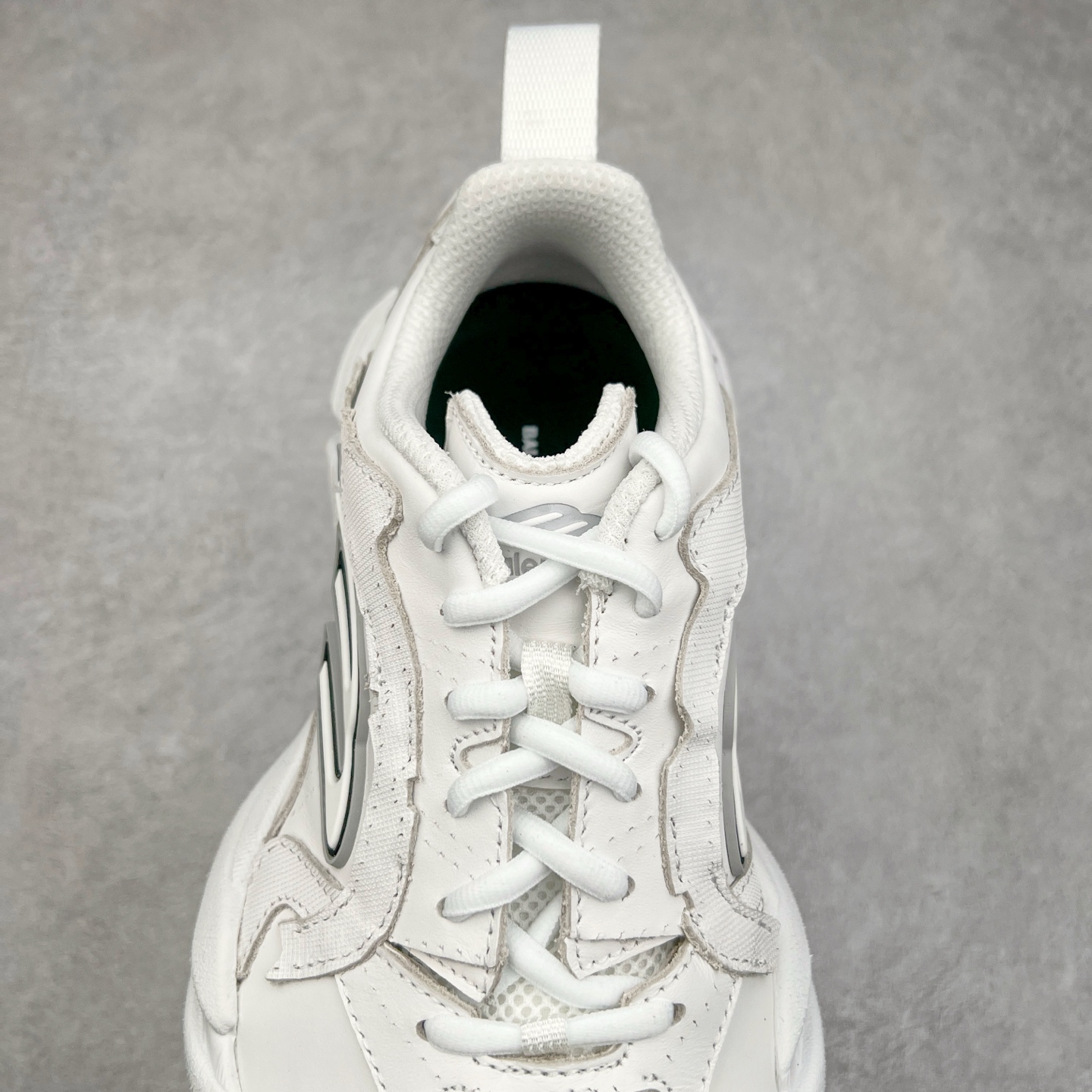 图片[5]-＃VG零售版 Balenciaga Monday 巴黎世家圆头厚底低帮老爹鞋 全套原纸板楦头开发 最原汁原味的灵魂版型 全鞋荧光划线卡点 胶水把控整洁度追求极致完美 每一双都是工艺品 多重QC质检 超越公司货的品控标准 实实在在的免检产品 原盒原配 正确字体电绣 粗细、位置、大小正确 侧边TPU 透气孔匹配意产原版 正确分离大底 TPU软底 原版一致大底LOGO 立体感十足 原厂皮料水洗做旧 采购原厂网纱 偏大一码 尺码：35 36 37 38 39 40 41 42 43 44 45 46-选品中心