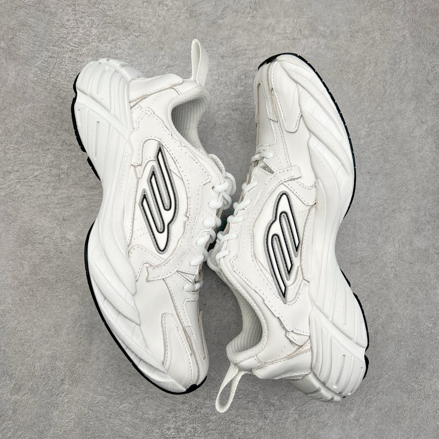 图片[3]-＃VG零售版 Balenciaga Monday 巴黎世家圆头厚底低帮老爹鞋 全套原纸板楦头开发 最原汁原味的灵魂版型 全鞋荧光划线卡点 胶水把控整洁度追求极致完美 每一双都是工艺品 多重QC质检 超越公司货的品控标准 实实在在的免检产品 原盒原配 正确字体电绣 粗细、位置、大小正确 侧边TPU 透气孔匹配意产原版 正确分离大底 TPU软底 原版一致大底LOGO 立体感十足 原厂皮料水洗做旧 采购原厂网纱 偏大一码 尺码：35 36 37 38 39 40 41 42 43 44 45 46-选品中心