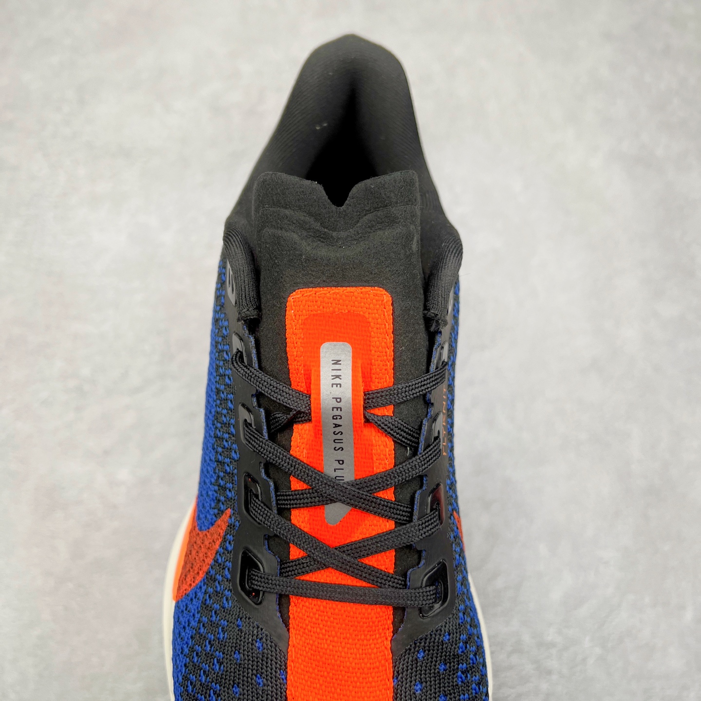 图片[5]-NK Zoom Pegasus Plus 超级飞马涡轮增压马拉松慢跑鞋 FQ7262 在设计上延续了原版鞋款的经典风格，向 Pegasus Turbo 致敬。鞋面采用 Flyknit 材质，巧妙地在不同区域实现紧密与松散的编织结合。标志性的尼龙中部条纹与原版 Turbo 设计呼应。原有的 Flywire 被内部毡织带替代。鞋领的衬垫和鞋跟支撑则为鞋面增添了完善的细节。与以往的 Turbo 型号采用双层泡沫不同，Pegasus Plus 使用了一体式 ZoomX 中底。鞋跟厚度为 35 毫米，前掌为 25 毫米，形成 10 毫米的落差，外底覆盖了大量橡胶，而 ZoomX 外露的部分也十分显眼。尺码：36 36.5 37.5 38 38.5 39 40 40.5 41 42 42.5 43 44 44.5 45-选品中心