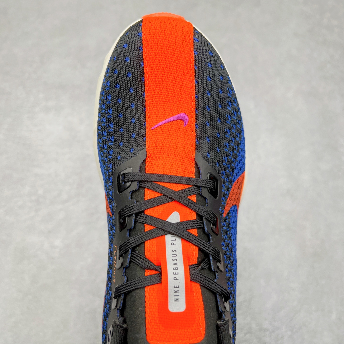 图片[4]-NK Zoom Pegasus Plus 超级飞马涡轮增压马拉松慢跑鞋 FQ7262 在设计上延续了原版鞋款的经典风格，向 Pegasus Turbo 致敬。鞋面采用 Flyknit 材质，巧妙地在不同区域实现紧密与松散的编织结合。标志性的尼龙中部条纹与原版 Turbo 设计呼应。原有的 Flywire 被内部毡织带替代。鞋领的衬垫和鞋跟支撑则为鞋面增添了完善的细节。与以往的 Turbo 型号采用双层泡沫不同，Pegasus Plus 使用了一体式 ZoomX 中底。鞋跟厚度为 35 毫米，前掌为 25 毫米，形成 10 毫米的落差，外底覆盖了大量橡胶，而 ZoomX 外露的部分也十分显眼。尺码：36 36.5 37.5 38 38.5 39 40 40.5 41 42 42.5 43 44 44.5 45-选品中心