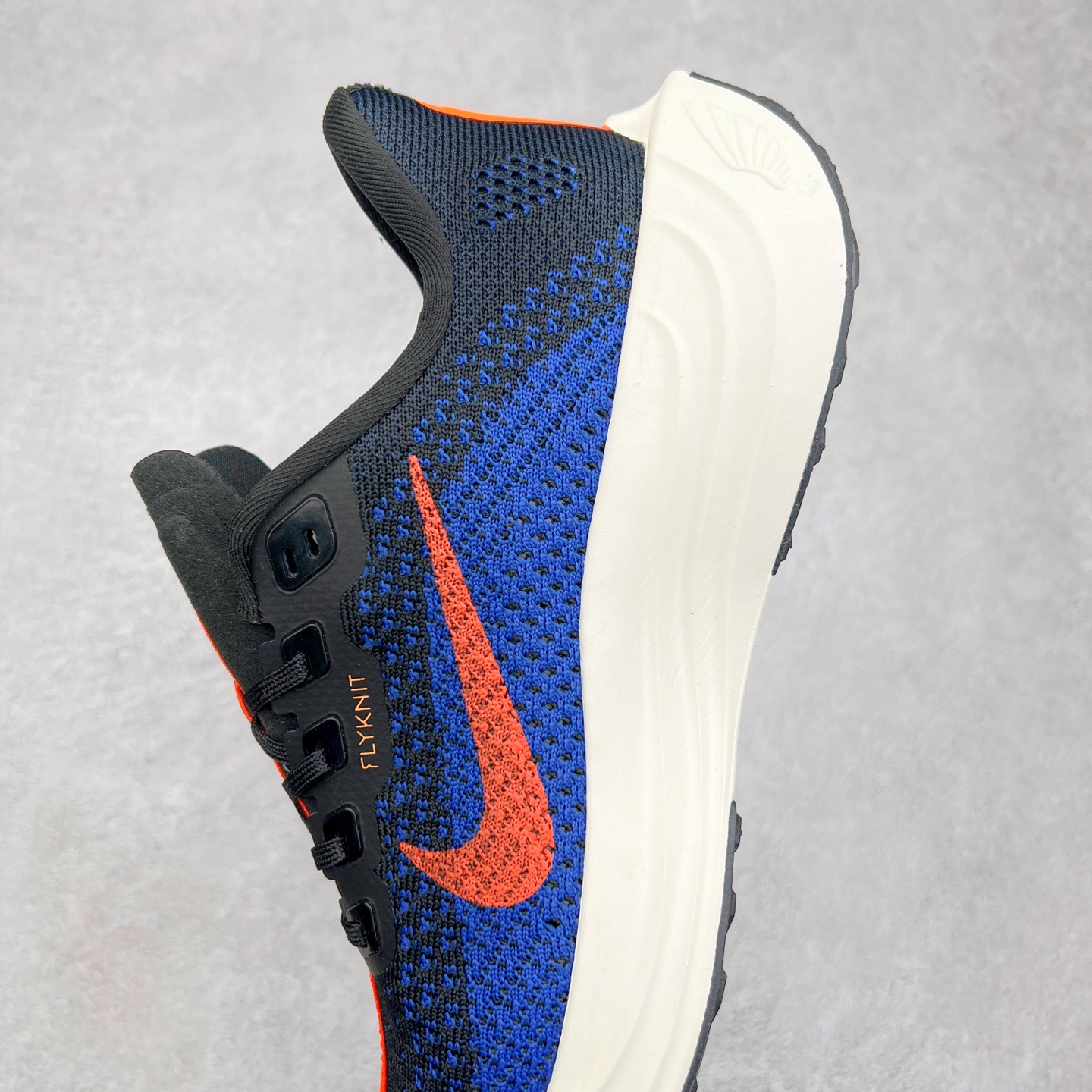 图片[7]-NK Zoom Pegasus Plus 超级飞马涡轮增压马拉松慢跑鞋 FQ7262 在设计上延续了原版鞋款的经典风格，向 Pegasus Turbo 致敬。鞋面采用 Flyknit 材质，巧妙地在不同区域实现紧密与松散的编织结合。标志性的尼龙中部条纹与原版 Turbo 设计呼应。原有的 Flywire 被内部毡织带替代。鞋领的衬垫和鞋跟支撑则为鞋面增添了完善的细节。与以往的 Turbo 型号采用双层泡沫不同，Pegasus Plus 使用了一体式 ZoomX 中底。鞋跟厚度为 35 毫米，前掌为 25 毫米，形成 10 毫米的落差，外底覆盖了大量橡胶，而 ZoomX 外露的部分也十分显眼。尺码：36 36.5 37.5 38 38.5 39 40 40.5 41 42 42.5 43 44 44.5 45-选品中心