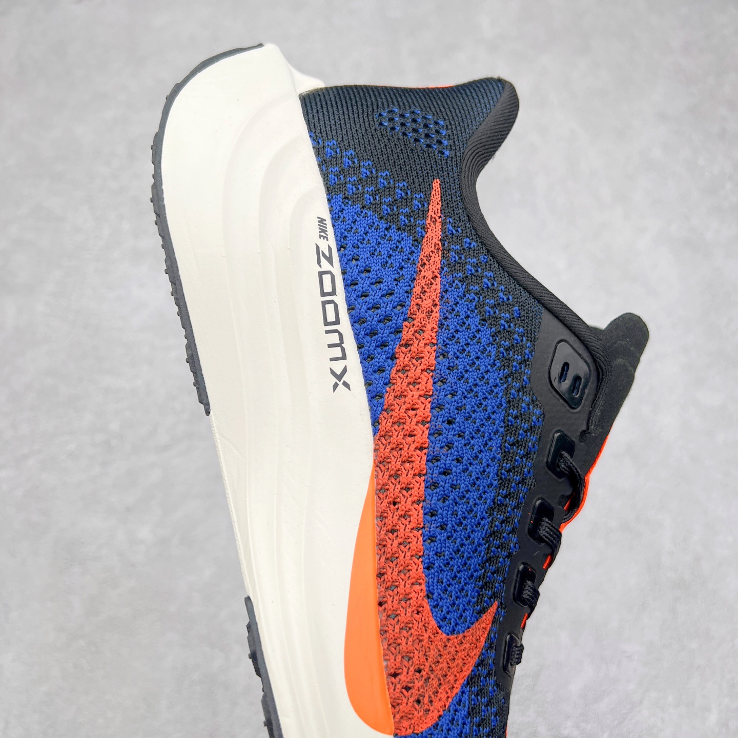 图片[6]-NK Zoom Pegasus Plus 超级飞马涡轮增压马拉松慢跑鞋 FQ7262 在设计上延续了原版鞋款的经典风格，向 Pegasus Turbo 致敬。鞋面采用 Flyknit 材质，巧妙地在不同区域实现紧密与松散的编织结合。标志性的尼龙中部条纹与原版 Turbo 设计呼应。原有的 Flywire 被内部毡织带替代。鞋领的衬垫和鞋跟支撑则为鞋面增添了完善的细节。与以往的 Turbo 型号采用双层泡沫不同，Pegasus Plus 使用了一体式 ZoomX 中底。鞋跟厚度为 35 毫米，前掌为 25 毫米，形成 10 毫米的落差，外底覆盖了大量橡胶，而 ZoomX 外露的部分也十分显眼。尺码：36 36.5 37.5 38 38.5 39 40 40.5 41 42 42.5 43 44 44.5 45-选品中心