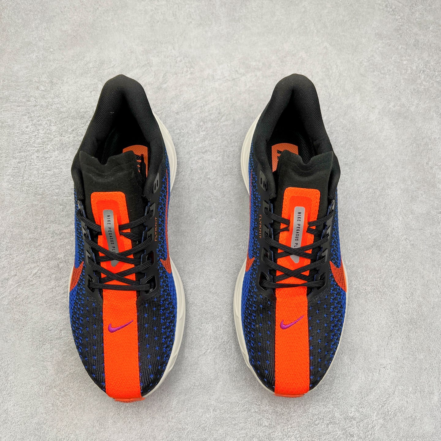 图片[2]-NK Zoom Pegasus Plus 超级飞马涡轮增压马拉松慢跑鞋 FQ7262 在设计上延续了原版鞋款的经典风格，向 Pegasus Turbo 致敬。鞋面采用 Flyknit 材质，巧妙地在不同区域实现紧密与松散的编织结合。标志性的尼龙中部条纹与原版 Turbo 设计呼应。原有的 Flywire 被内部毡织带替代。鞋领的衬垫和鞋跟支撑则为鞋面增添了完善的细节。与以往的 Turbo 型号采用双层泡沫不同，Pegasus Plus 使用了一体式 ZoomX 中底。鞋跟厚度为 35 毫米，前掌为 25 毫米，形成 10 毫米的落差，外底覆盖了大量橡胶，而 ZoomX 外露的部分也十分显眼。尺码：36 36.5 37.5 38 38.5 39 40 40.5 41 42 42.5 43 44 44.5 45-选品中心