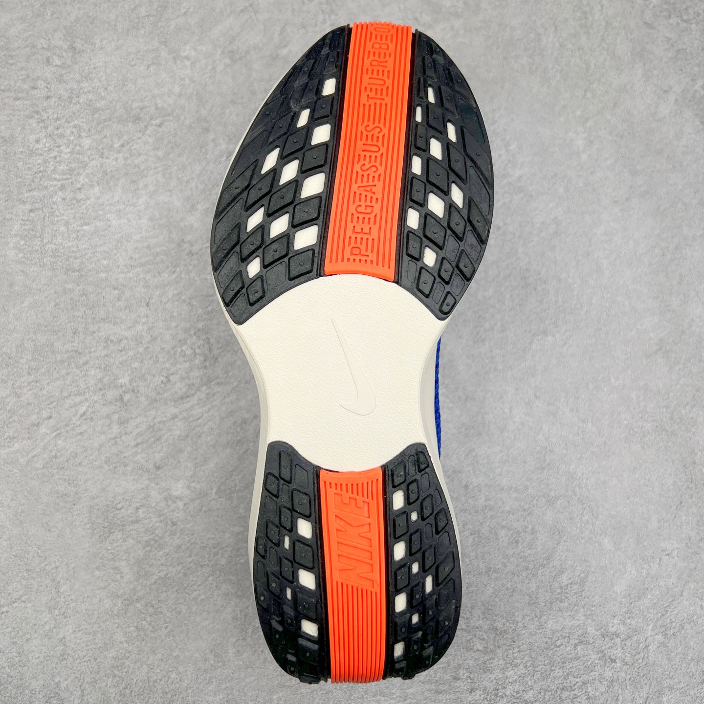 图片[9]-NK Zoom Pegasus Plus 超级飞马涡轮增压马拉松慢跑鞋 FQ7262 在设计上延续了原版鞋款的经典风格，向 Pegasus Turbo 致敬。鞋面采用 Flyknit 材质，巧妙地在不同区域实现紧密与松散的编织结合。标志性的尼龙中部条纹与原版 Turbo 设计呼应。原有的 Flywire 被内部毡织带替代。鞋领的衬垫和鞋跟支撑则为鞋面增添了完善的细节。与以往的 Turbo 型号采用双层泡沫不同，Pegasus Plus 使用了一体式 ZoomX 中底。鞋跟厚度为 35 毫米，前掌为 25 毫米，形成 10 毫米的落差，外底覆盖了大量橡胶，而 ZoomX 外露的部分也十分显眼。尺码：36 36.5 37.5 38 38.5 39 40 40.5 41 42 42.5 43 44 44.5 45-选品中心